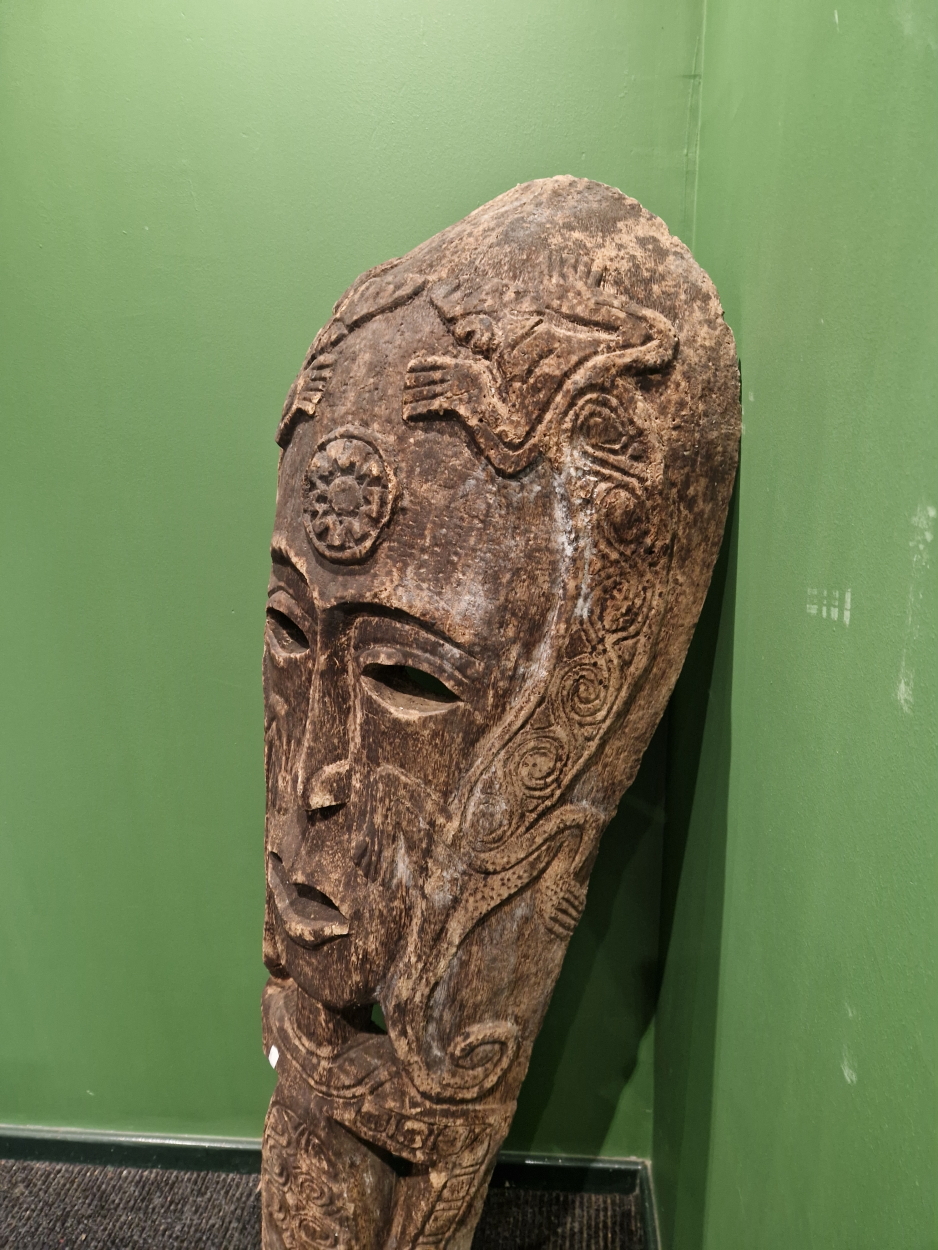 A VERY LARGE EASTERN CARVED WOOD "MASK". - Image 2 of 3