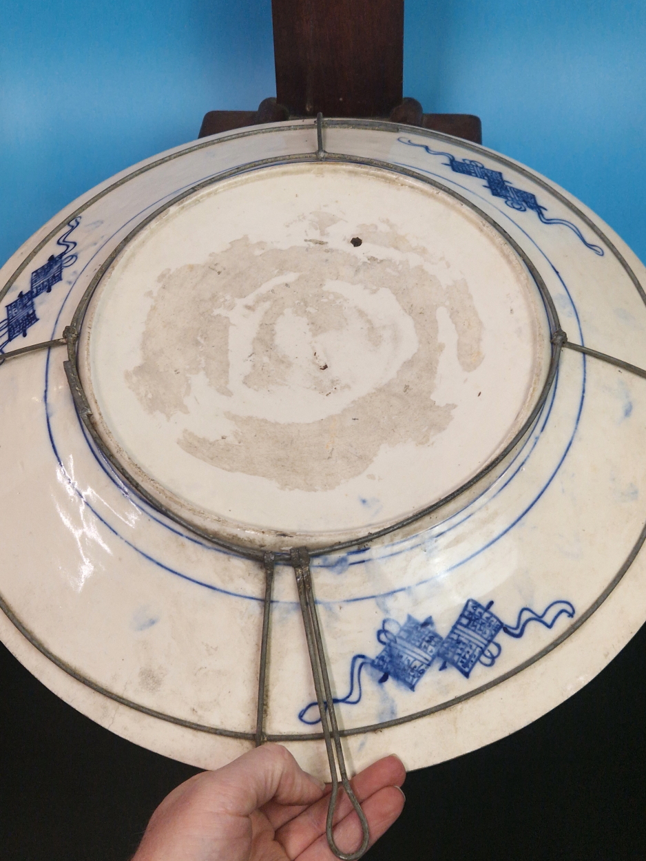 A PAIR OF CHINESE BLUE AND WHITE CHARGERS PAINTED WITH MOUNTAINOUS ISLANDS, A BUFFALO ON ONE AND A - Image 6 of 14