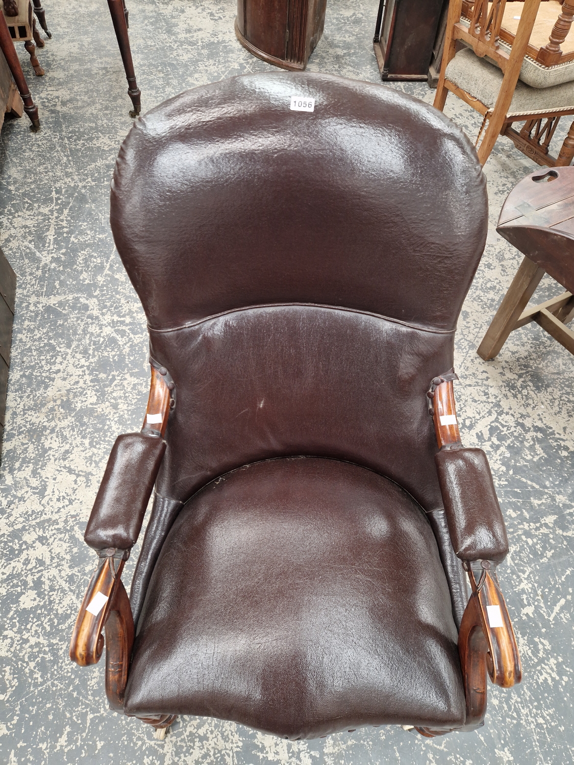 A VICTORIAN MAHOGANY ARMCHAIR UPHOLSTERED IN BROWN, THE BOBBIN TURNED FRONT LEGS ON CASTER FEET - Image 4 of 5