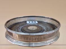 A SILVER WINE COASTER, LONDON 1787, THE WOODEN BASE WITH A CENTRAL SILVER BUTTON