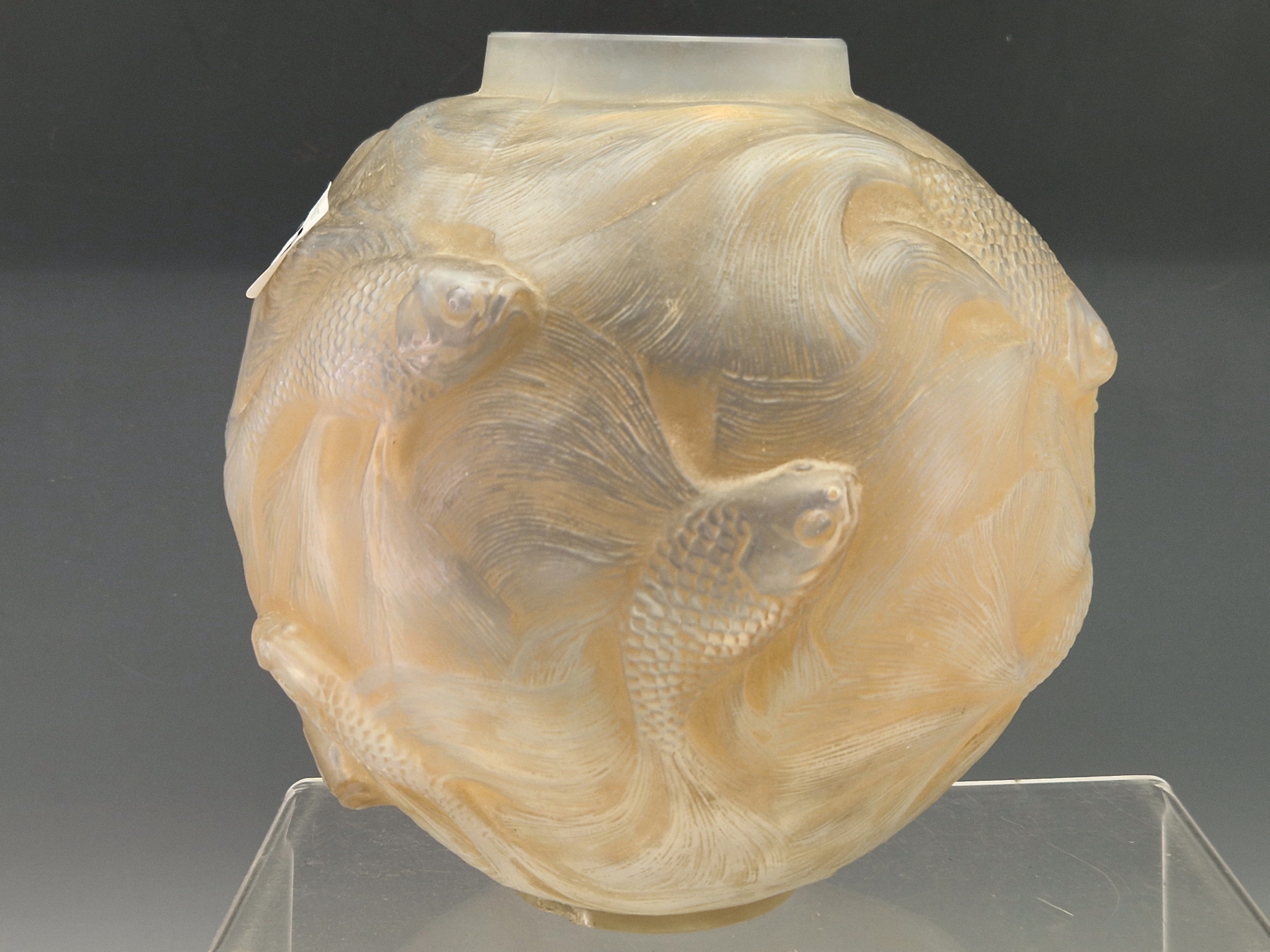 A LALIQUE FORMOSE PATTERN SPHERICAL VASE, THE FISH AGAINST A PALE BROWN GROUND, ENGRAVED R LALIQUE - Image 3 of 5