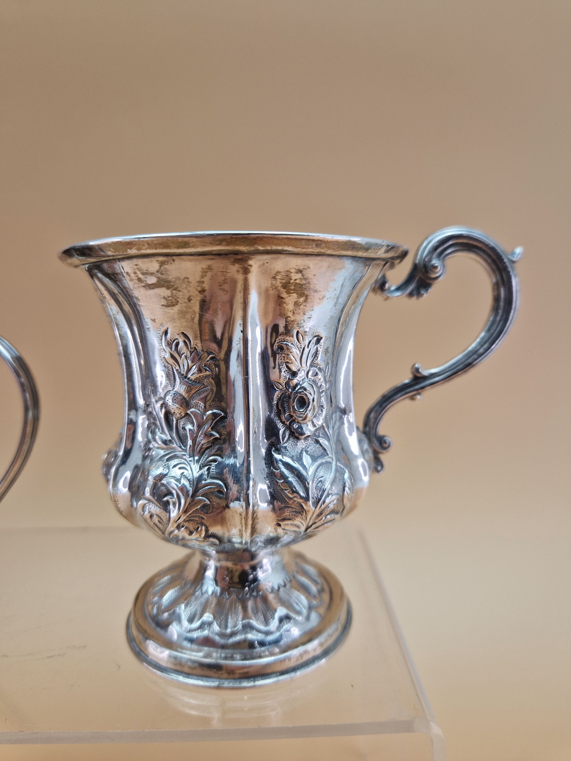 A VICTORIAN SILVER MUG BY WILLIAM HEWITT, LONDON 1838, EMBOSSED WITH FLOWERS TOGETHER WITH A QUARTER - Image 2 of 8