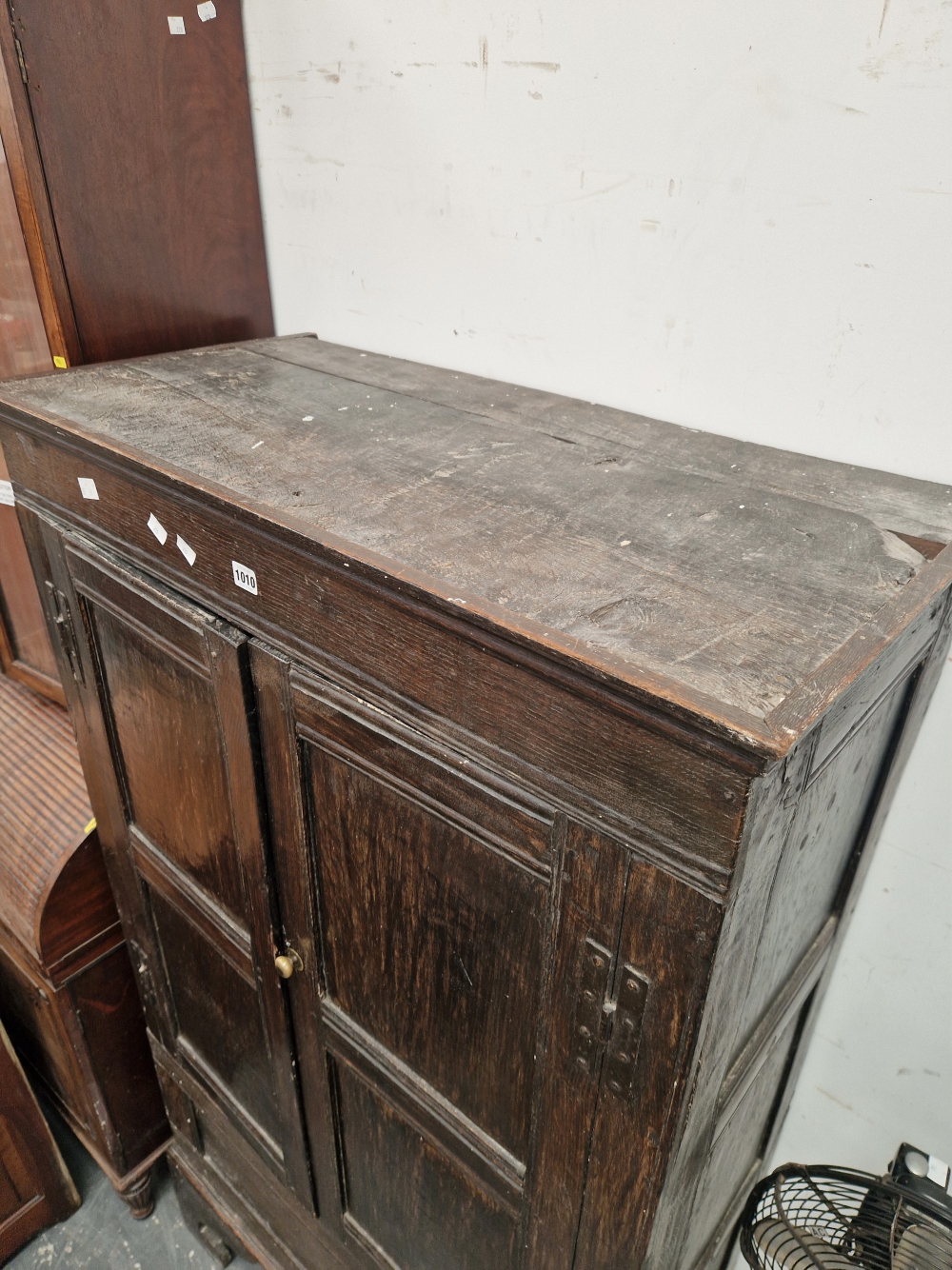 AN ANTIQUE OAK WARDROBE, THE DOORS WITH TWO PANELS AND ENCLOSING HANGING SPACE.   W 92 x D 47 x H - Image 6 of 8