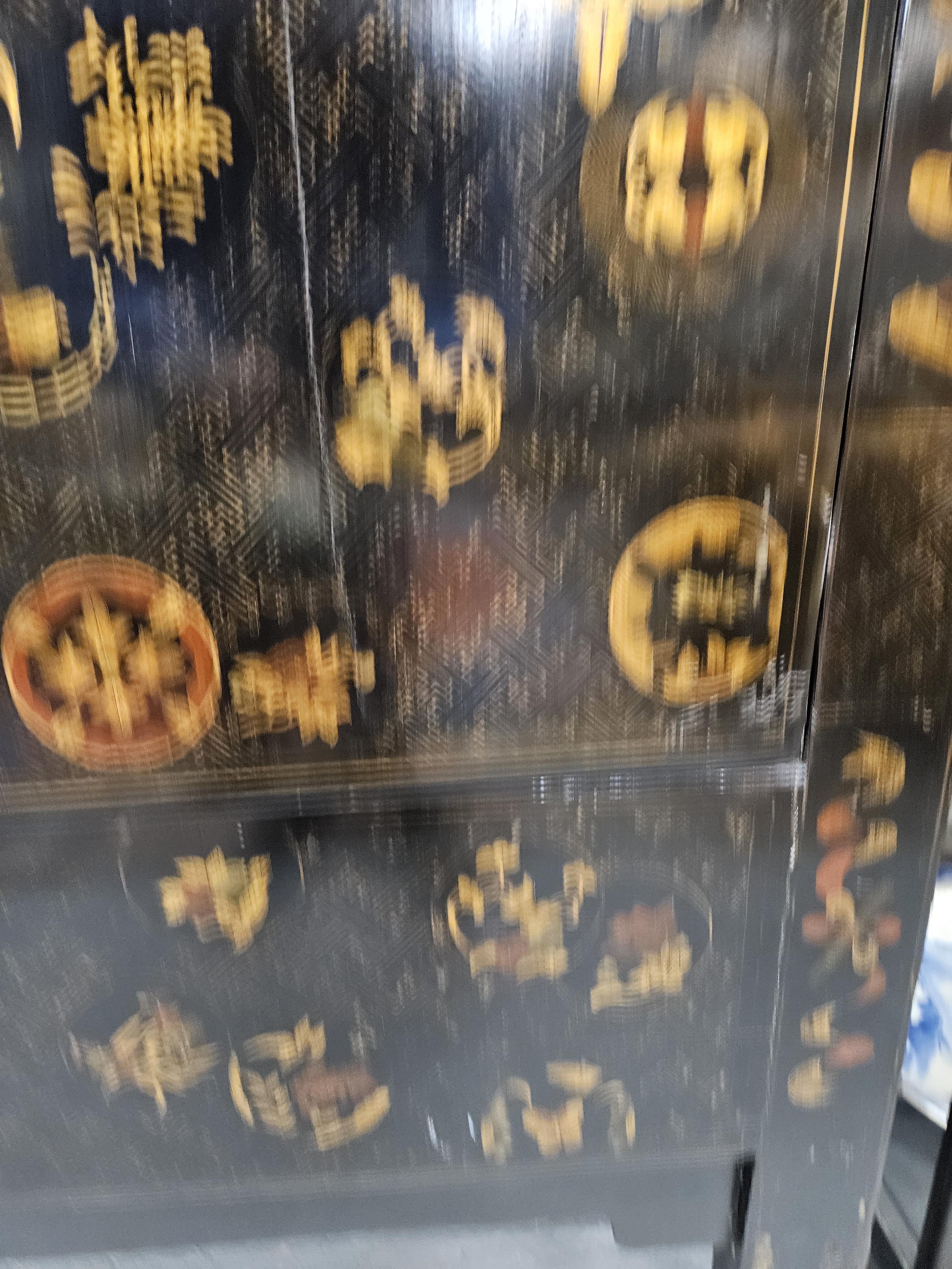 A PAIR OF CHINESE BLACK LACQUERED CABINETS, THE DOORS GILT WITH ROUNDELS ON A GEOMETRIC GROUND AND - Image 7 of 22