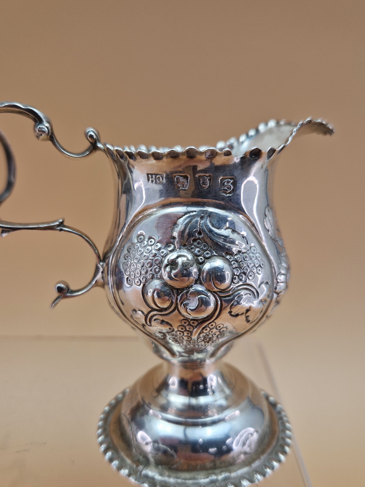 A SILVER CREAM JUG BY CHARLES HOUGHAM, LONDON 1773, EMBOSSED WITH FRUIT TOGETHER WITH A SAUCE BOAT - Image 5 of 5