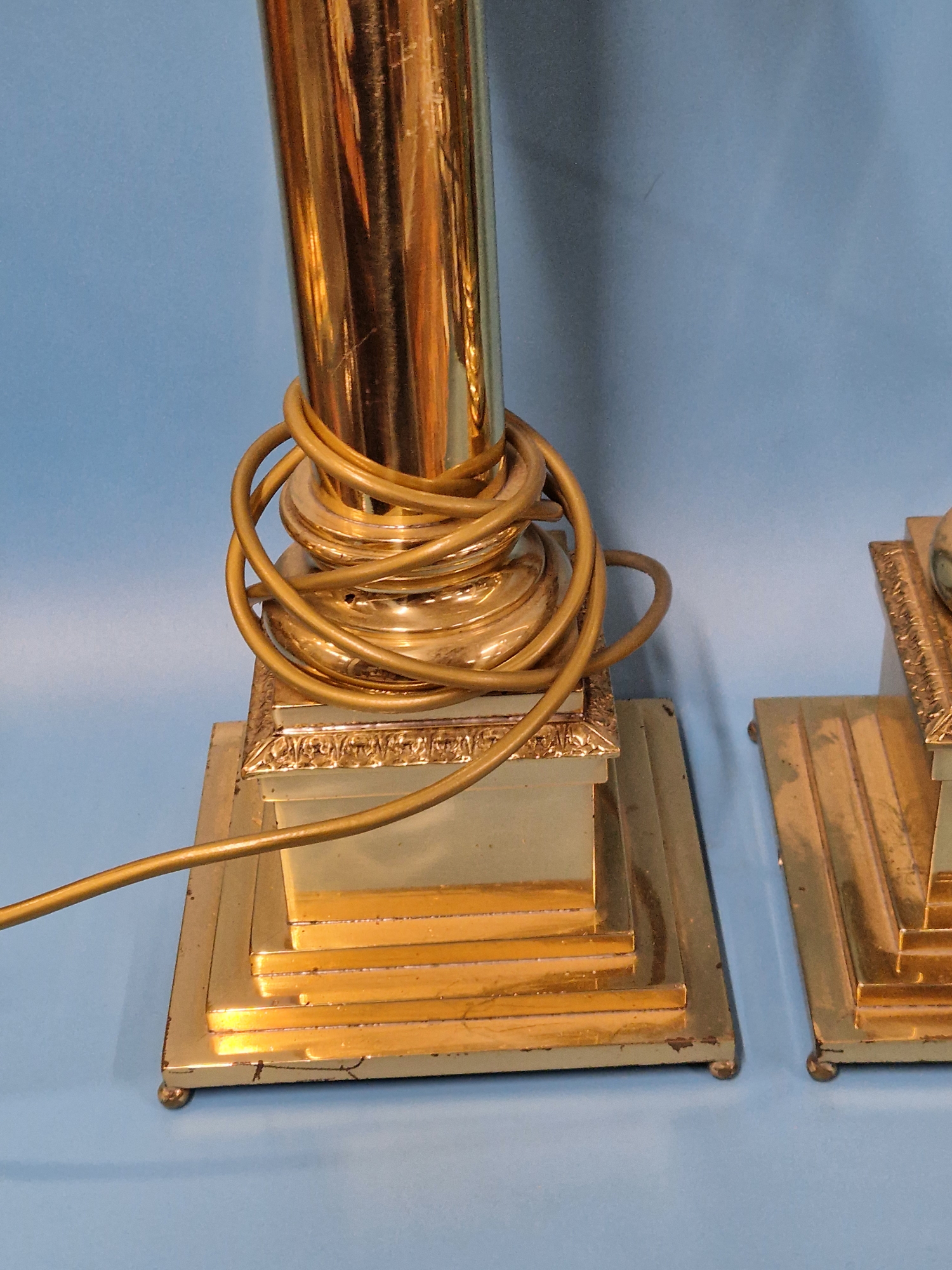 A PAIR OF BRASS COLUMN LAMPS WITH CORINTHIAN CAPITALS AND STEPPED SQUARE FEET. H 66cms. - Image 3 of 7