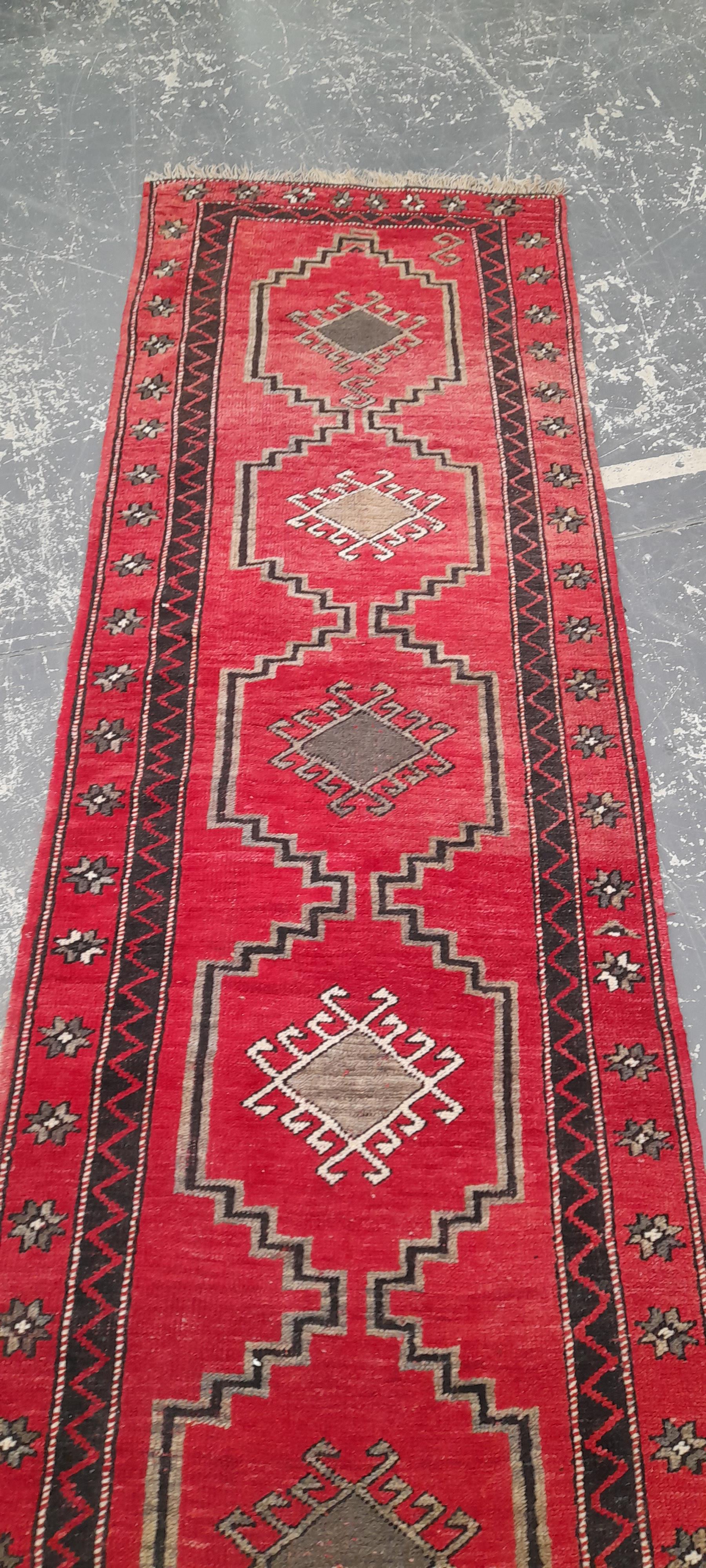 A TRIBAL TURKISH RUNNER 563 x 89 cm - Image 4 of 5