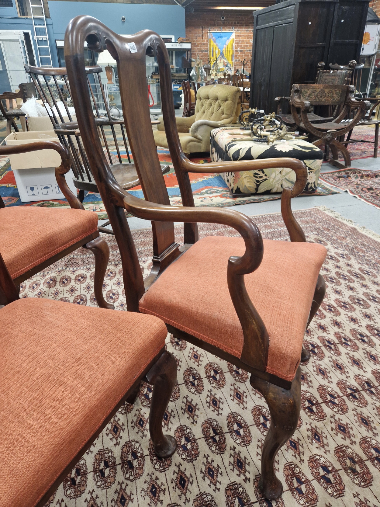 A SET OF SIX QUEEN ANNE STYLE MAHOGANY CHAIRS, TO INCLUDE TWO WITH ARMS, THE STUFFED SEATS ABOVE - Image 3 of 4