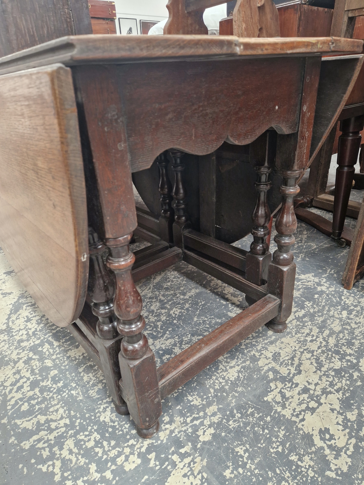 A 19th C. OAK OVAL DROP FLAP DINING TABLE ON BALUSTER TURNED LEGS - Image 2 of 5