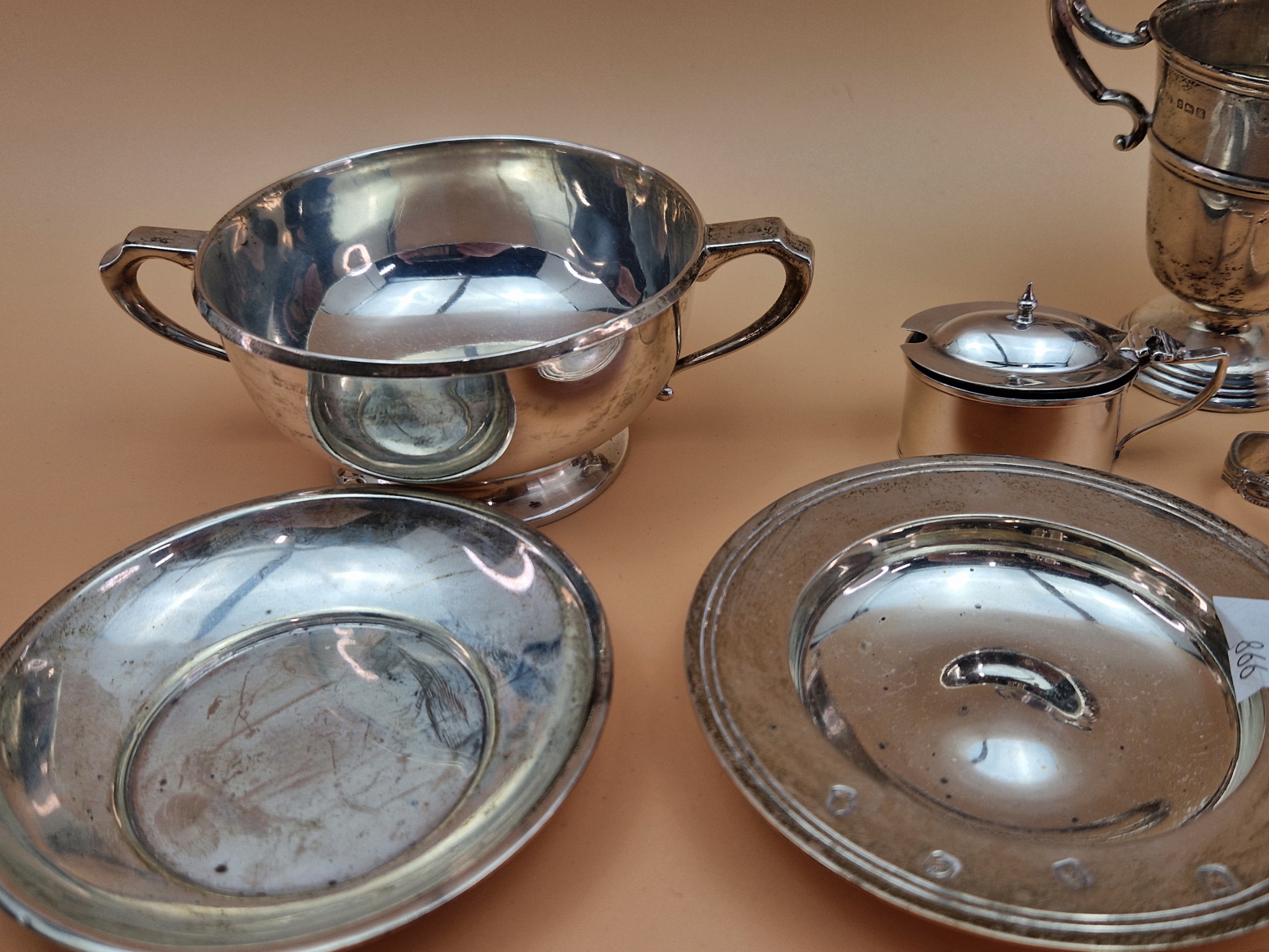 MISCELLANEOUS 20th C. SILVER, TO INCLUDE CRUETS, A TWO HANDLED BOWL, A TROPHY CUP, TEA SPOONS AND - Image 5 of 8