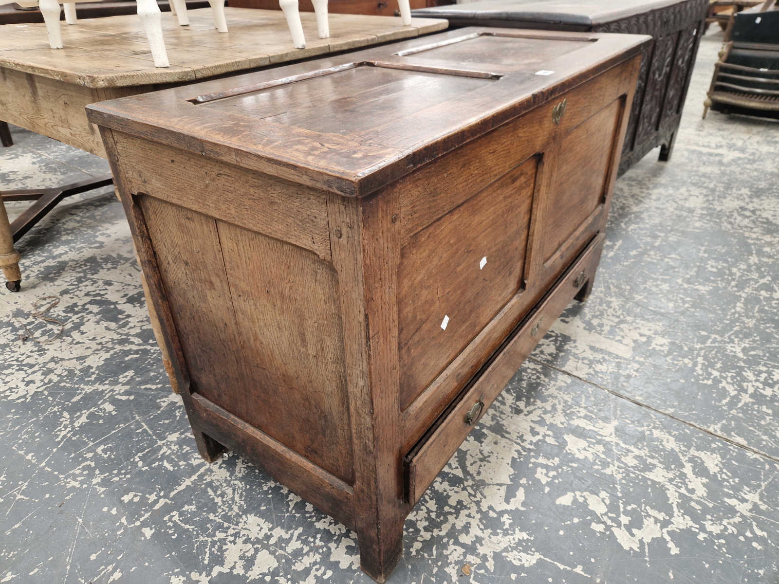 AN 18th C. OAK MULE CHEST WITH THE TWO PANELLED FRONT ABOVE A LONG DRAWER. W 112 x D 49 x H 72cms. - Image 4 of 6