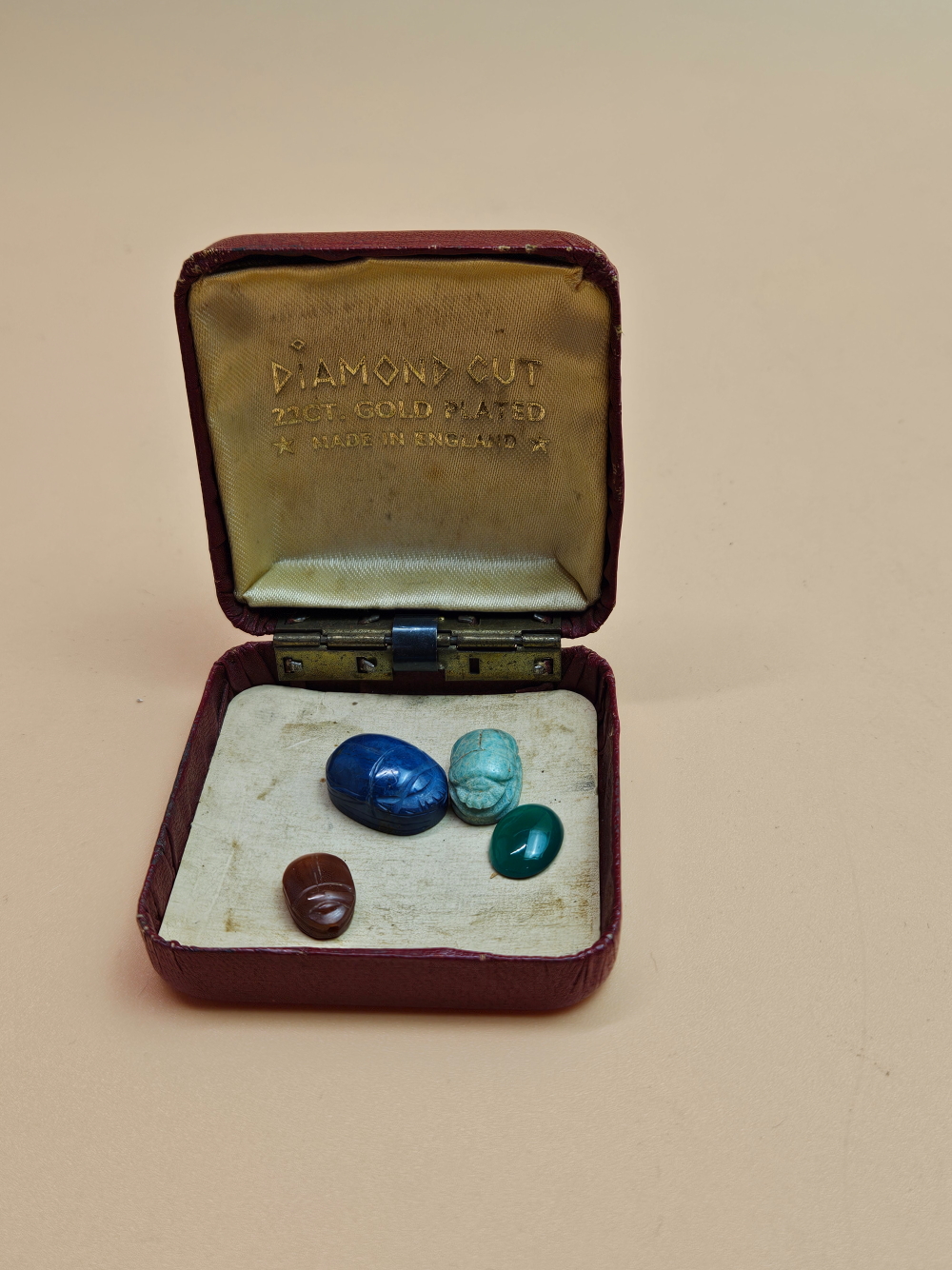 FOUR EGYPTIAN SCARABS IN CORNELIAN, LAPIS LAZULI, TURQUOISE AND GREENSTONE - Bild 8 aus 33