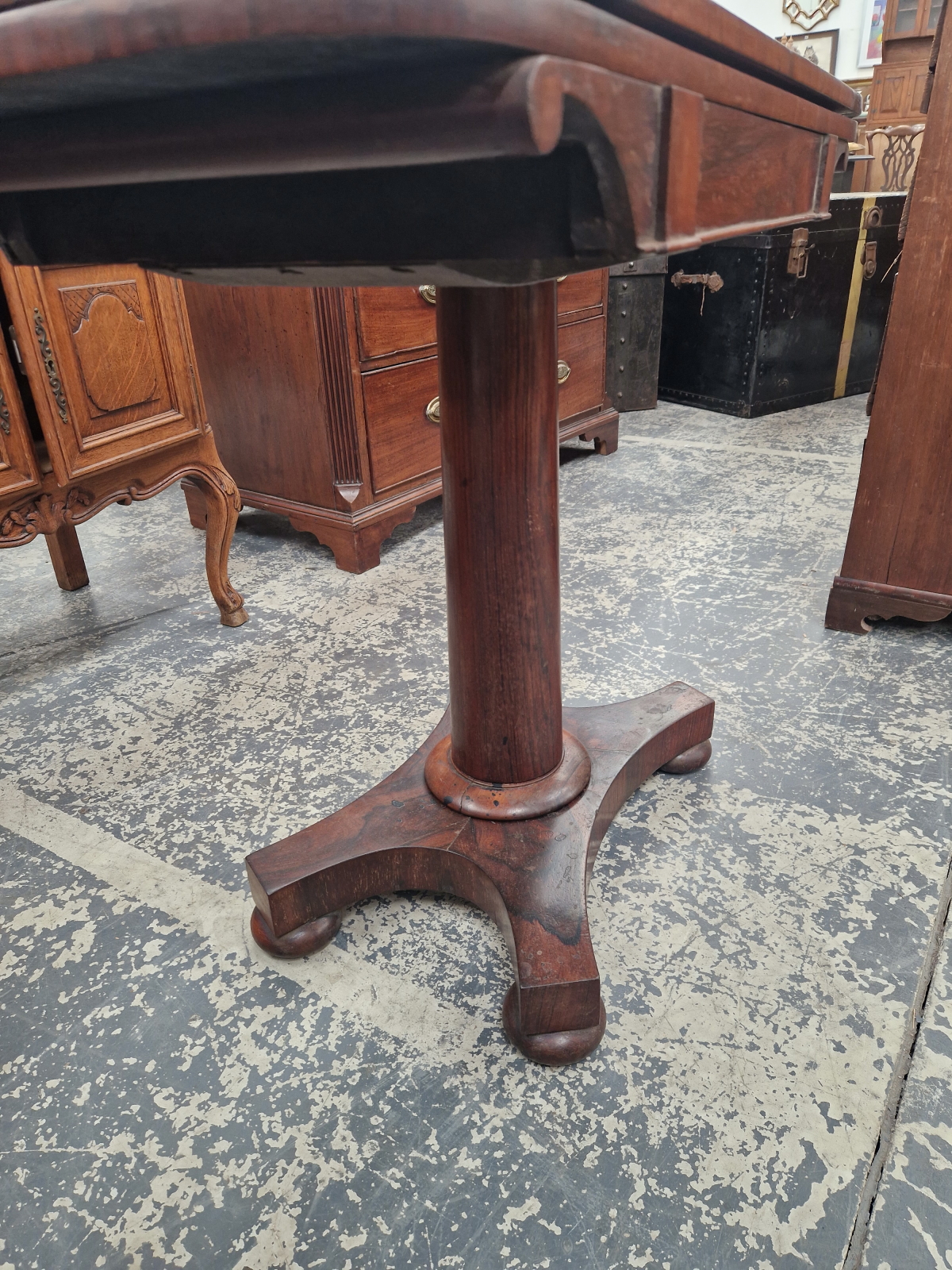 A 19th C. ROSEWOOD SWIVEL TOP GAMES TABLE ON A GUN BARREL COLUMN, QUADRIPARTITE PLINTH AND FOUR - Image 5 of 5