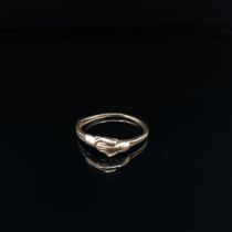 AN ANTIQUE CLASPED HANDS FEDE TYPE RING. NO ASSAY MARKS, ASSESSED AS 16ct GOLD SHANK AND 12ct GOLD