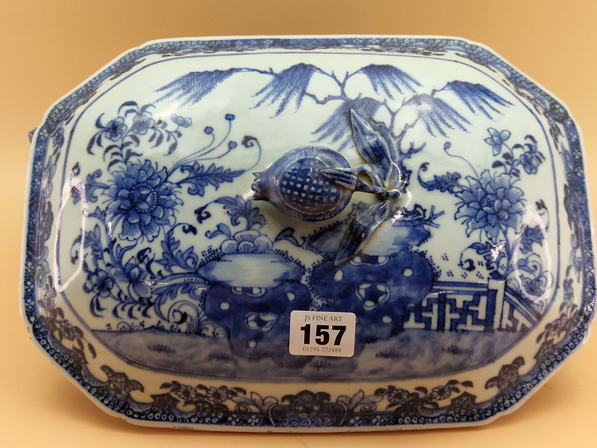 AN 18th C. CHINESE BLUE AND WHITE SOUP TUREEN AND COVER PAINTED ON EACH SIDE OF THE LOTUS SEED POD - Image 5 of 8