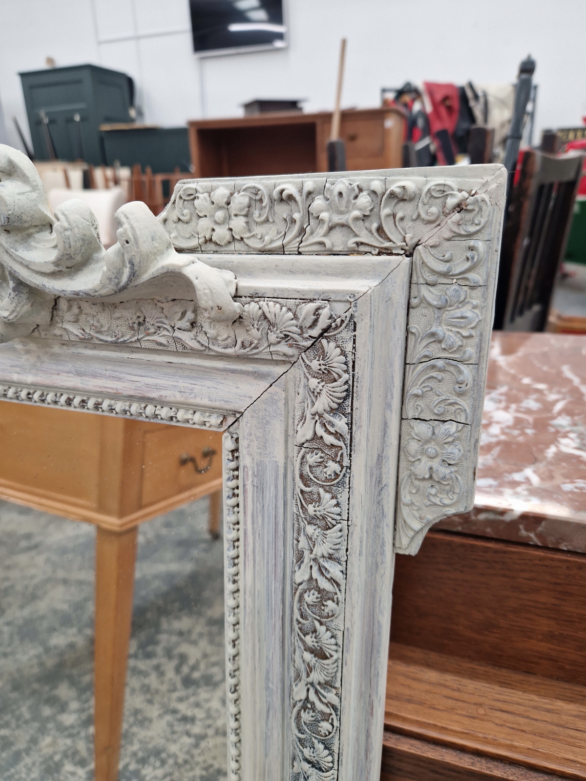 AN ANTIQUE WALL MIRROR WITH CARVED WOOD AND GESSO FRAME. - Image 3 of 7