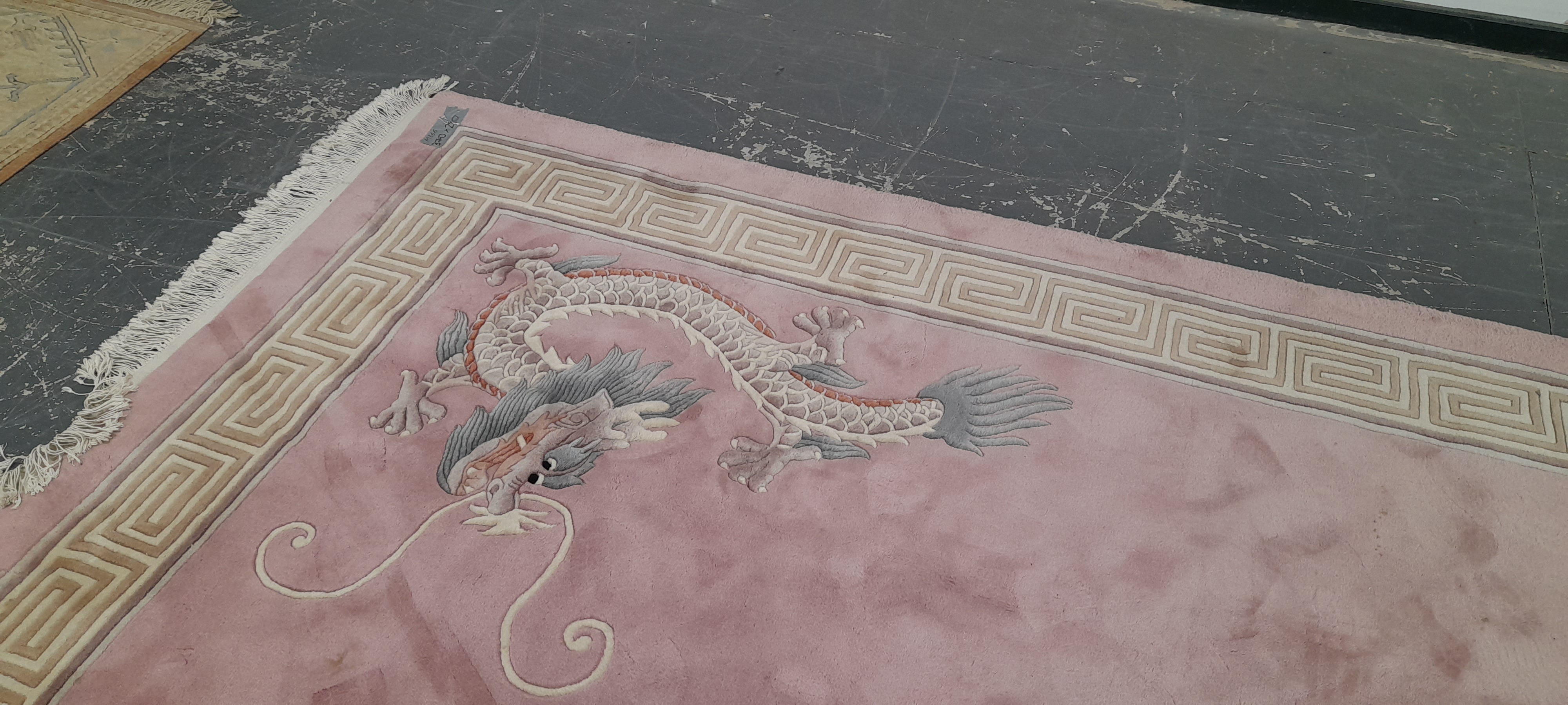 A GOOD QUALITY CHINESE DRAGON CARPET. 370 x 280 cm - Image 6 of 7