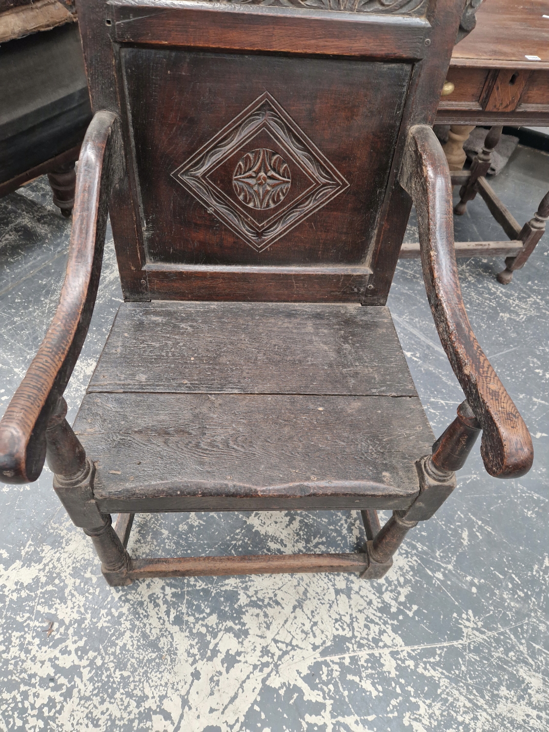 AN EARLY 18TH CENTURY WAINSCOTT CHAIR. - Image 4 of 6