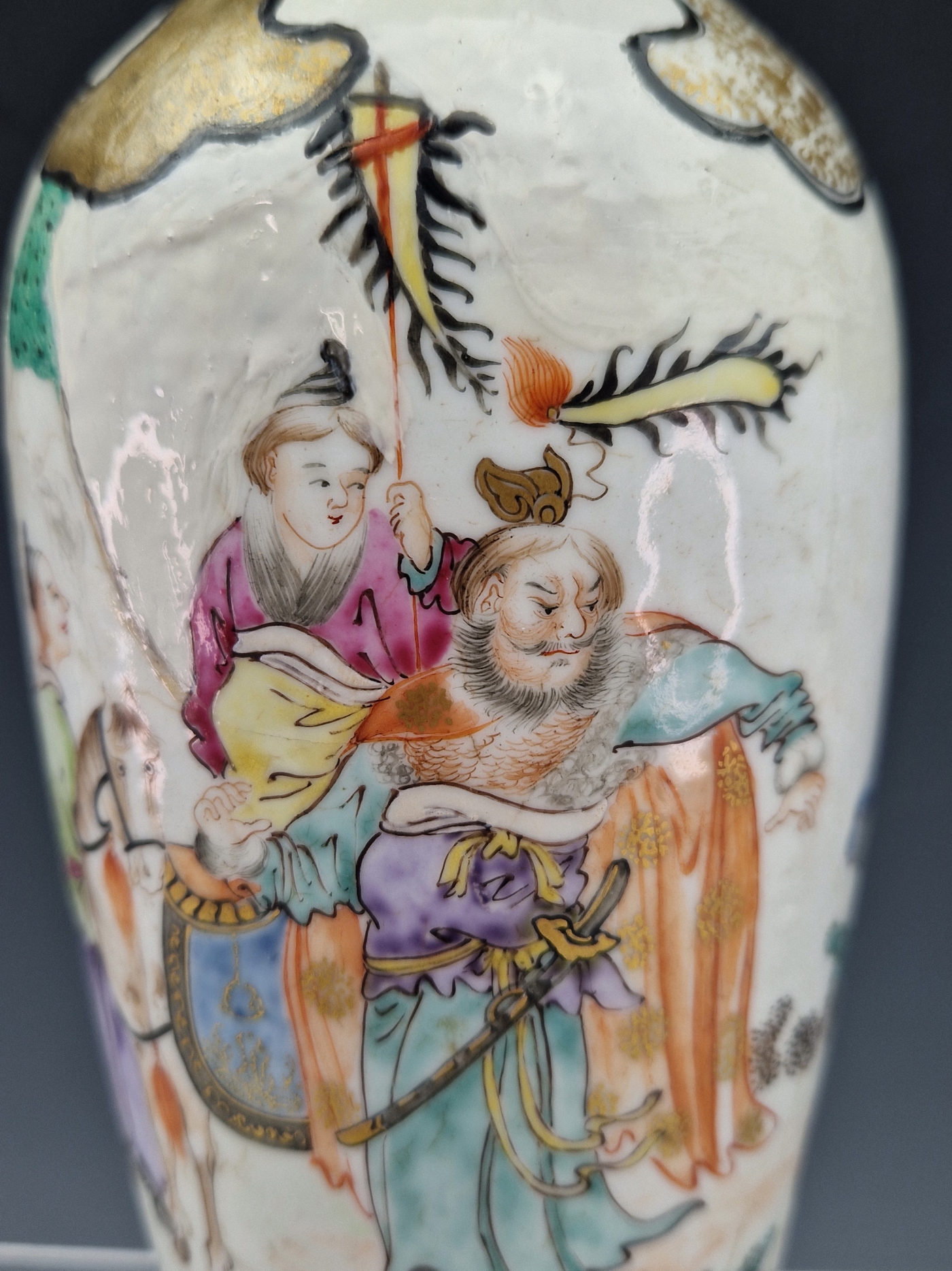 A LATE 18th C. CHINESE VASE PAINTED WITH GUANDI AND OTHER FIGURES IN A LANDSCAPE AND BETWEEN BLACK - Image 2 of 8