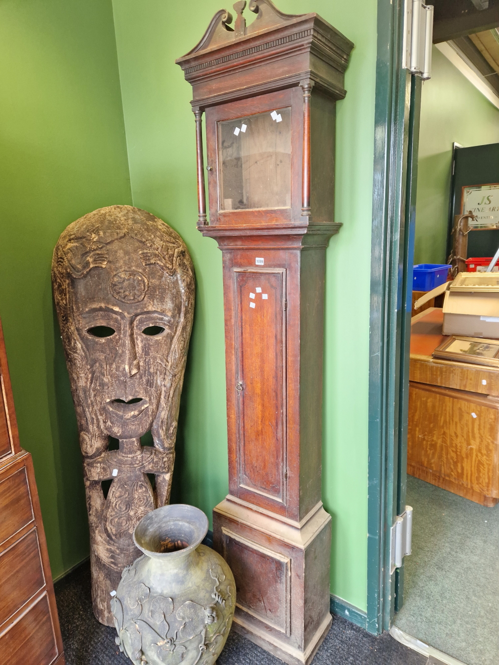 AN 18TH CENTURY OAK LONGCASE CLOCK CASE AND HOOD.