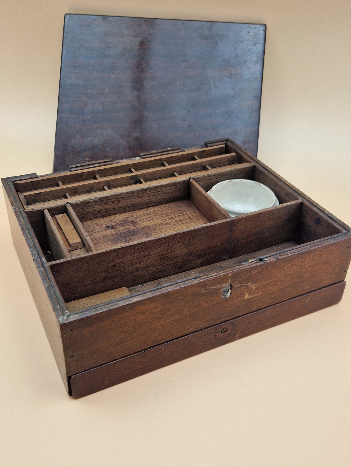 A LATE 19th C. REEVES MAHOGANY PAINT BOX CONTAINING SOME BLOCKS OF UNUSED PAINT AND CERAMIC PALETTES - Image 9 of 9