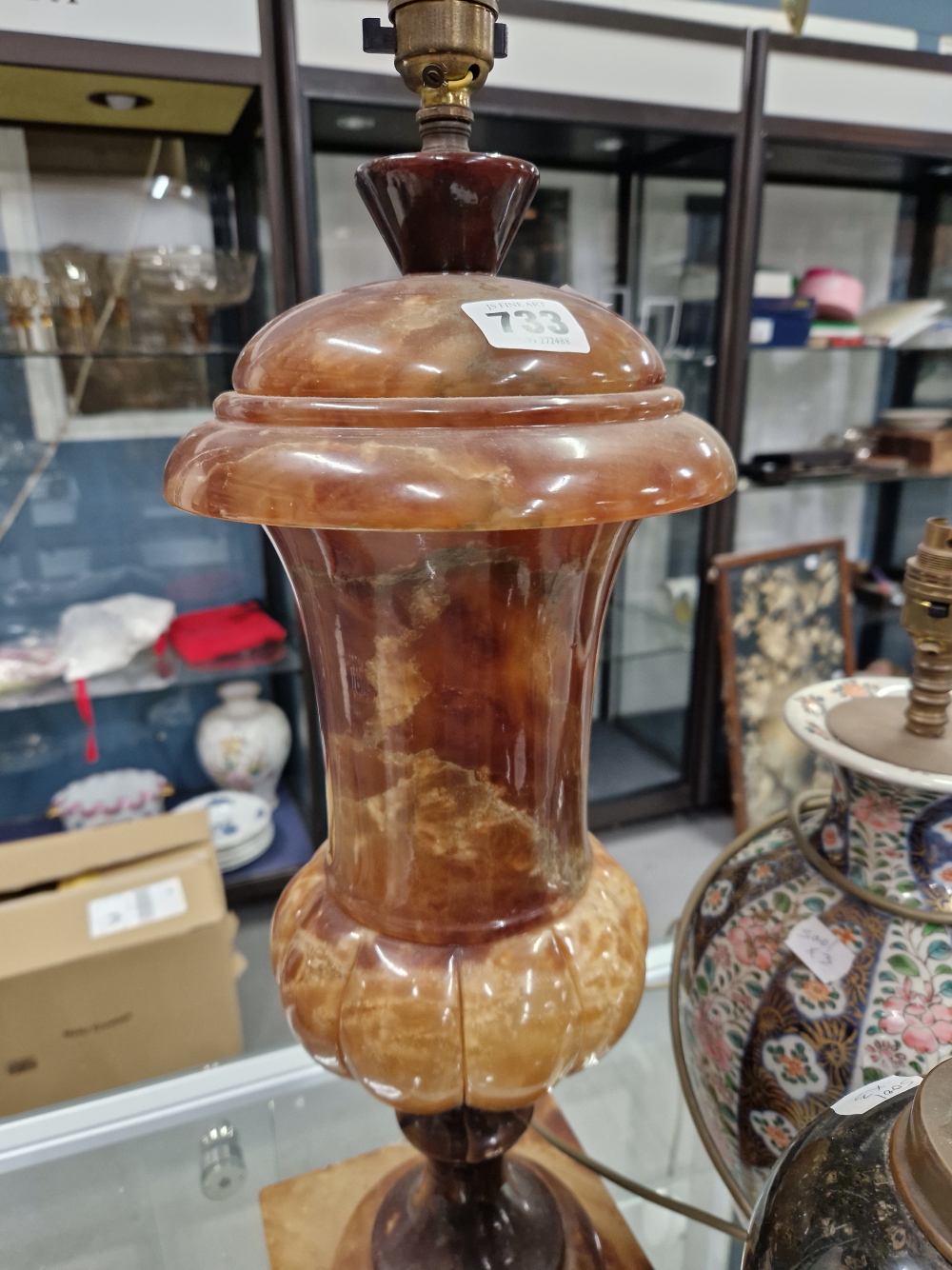 A BROWN ALABASTER COVERED URN SHAPED TABLE LAMP. H 56cms. A SERPENTINE INVERTED BALUSTER TABLE LAMP. - Image 2 of 5