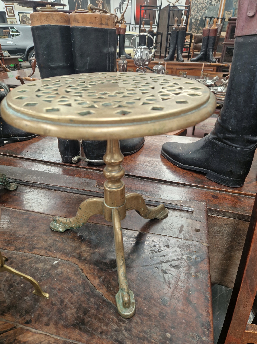 A COPPER EPERGNE, THREE BRASS TRIVETS, A COPPER KETTLE AND ANOTHER ON A BRASS STAND - Image 6 of 6