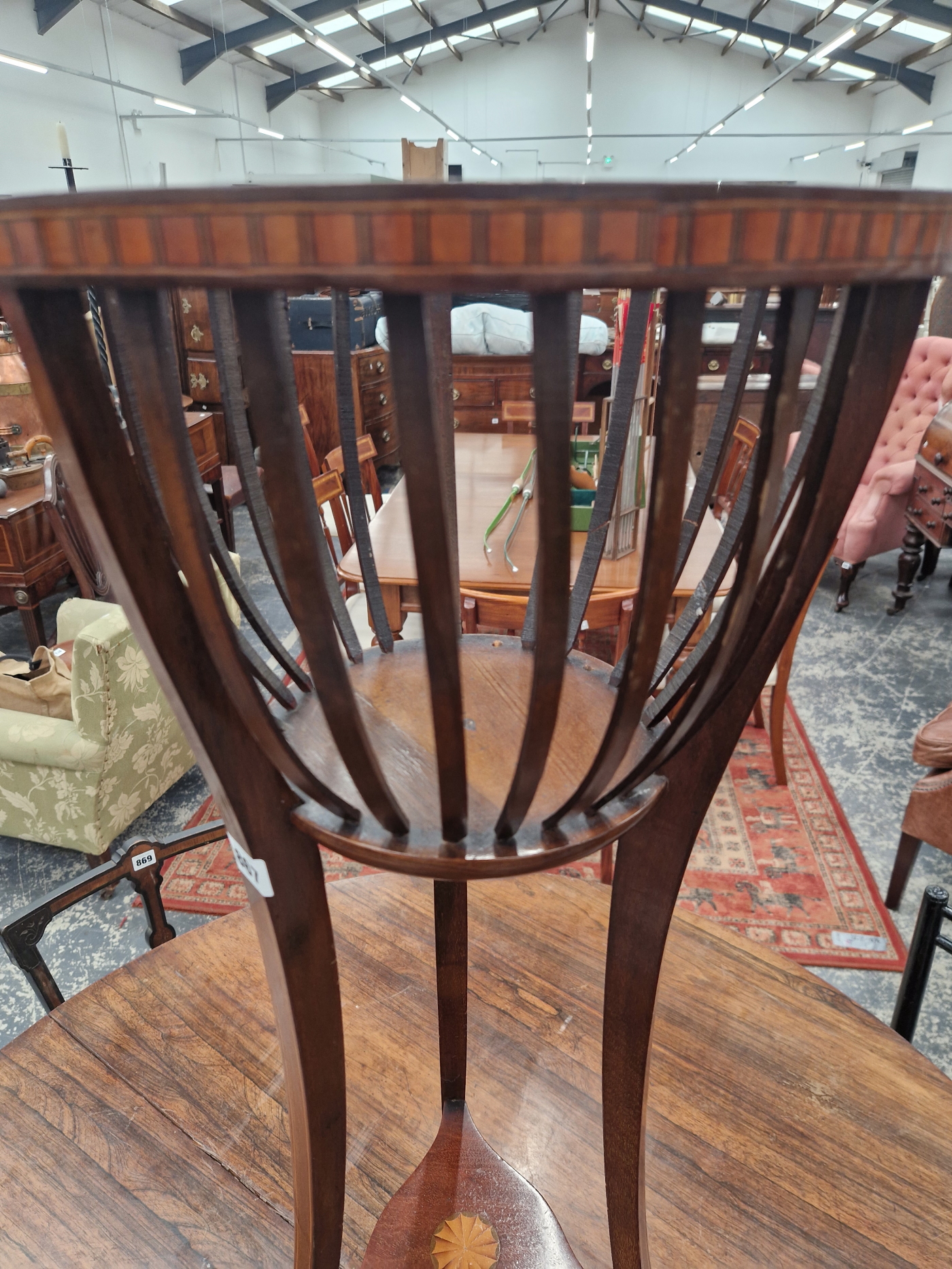 AN EARLY 20th C, LINE INLAID MAHOGANY PLANTER STAND, THE THREE DOWN SWEPT LEGS JOINED BY A - Image 4 of 4