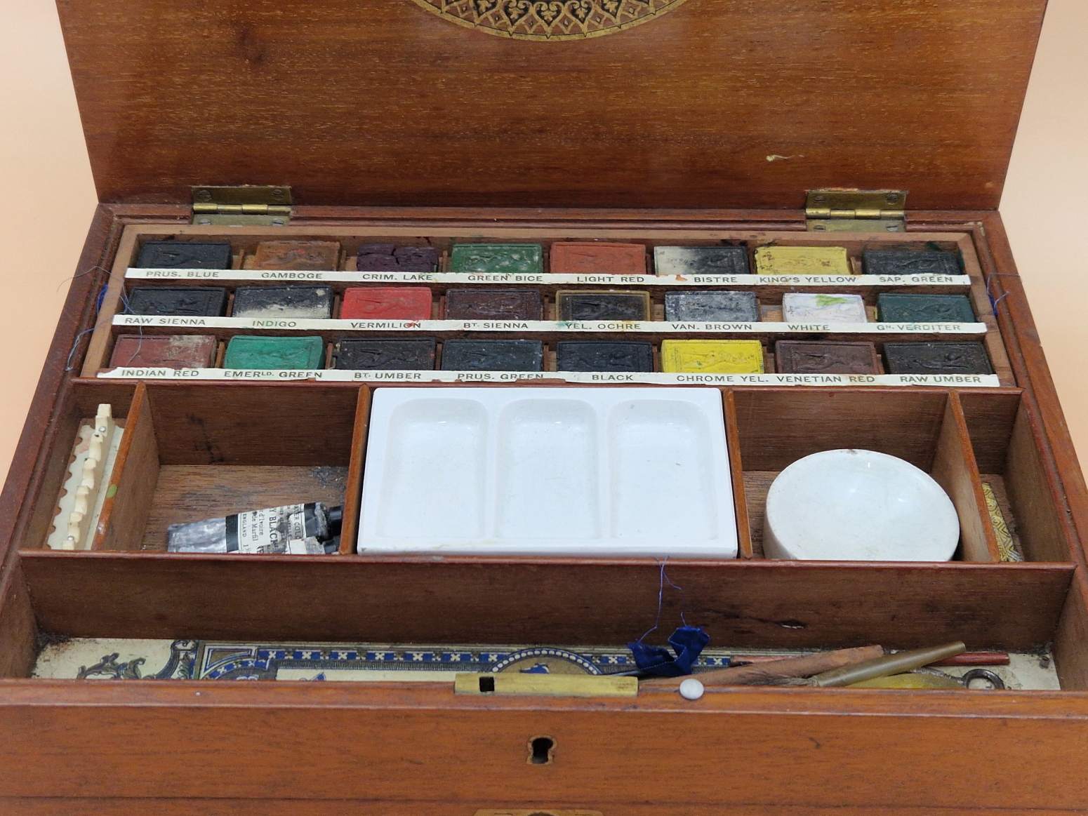 A LATE VICTORIAN REEVES MAHOGANY PAINT BOX CONTAINING UNUSED BLOCKS OF PAINT, CERAMIC PALETTES IN - Image 2 of 7