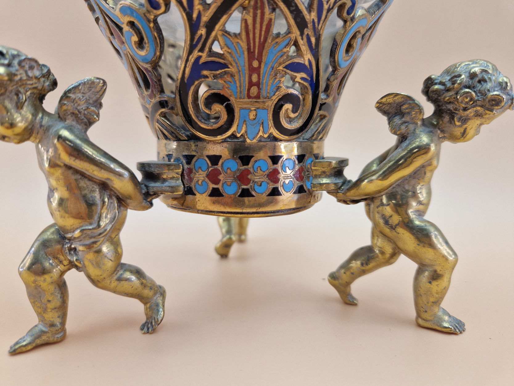 A LATE 19th C. FRENCH CLEAR CUT GLASS AND CHAMPLEVE ENAMEL OIL LAMP SUPPORTED BY THREE BRASS CUPIDS - Image 9 of 10