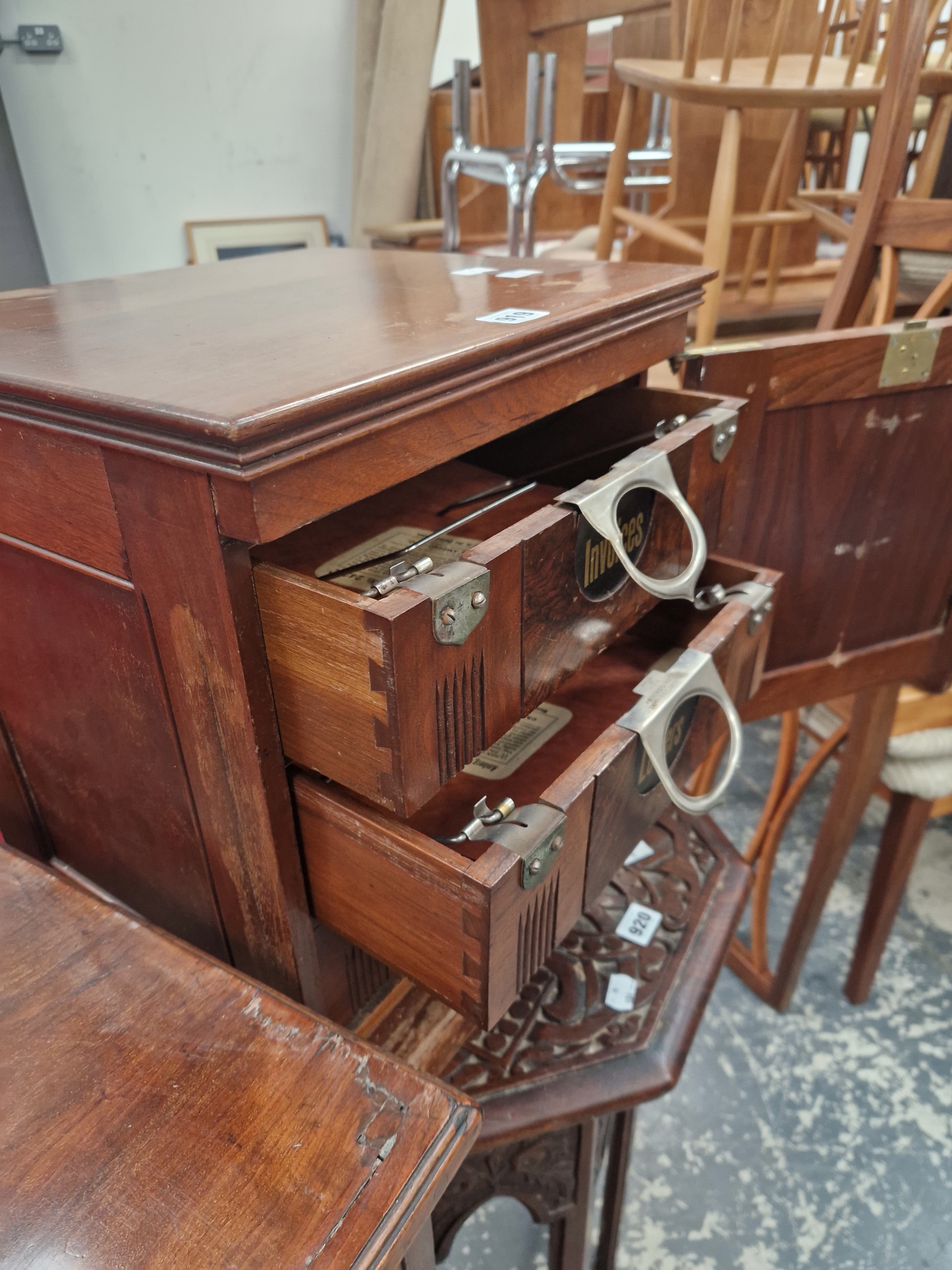 AN AMBERGS PATENT THREE DRAWER TABLE TOP FILING CABINET ENCLOSED BY A DOOR - Image 2 of 5