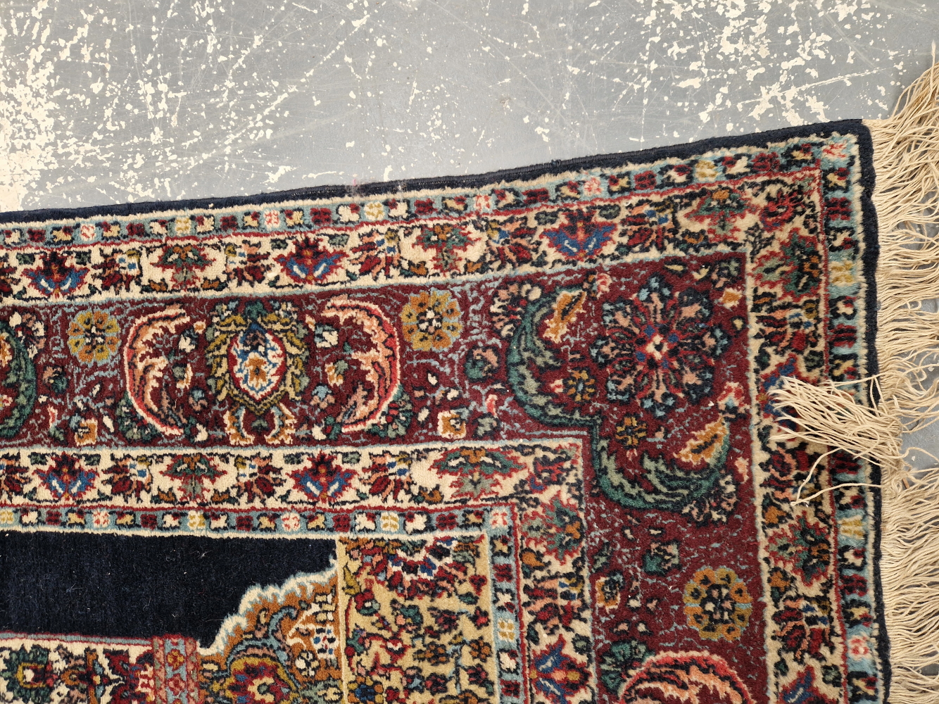 AN ANTIQUE ORIENTAL PRAYER RUG OF PERSIAN DESIGN 204 x 132 cm. - Image 6 of 7