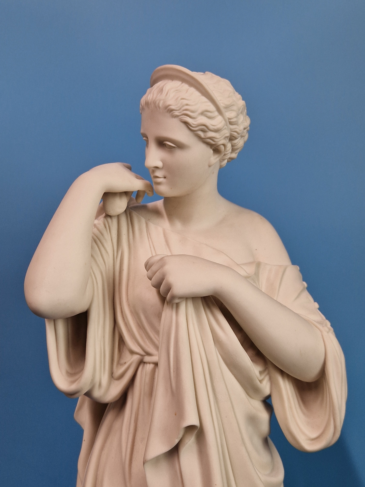 A VICTORIAN PARIAN FIGURE OF A CLASSICAL LADY WITH A COMB IN HER HAIR AND ATTACHING A BROOCH TO - Image 3 of 11