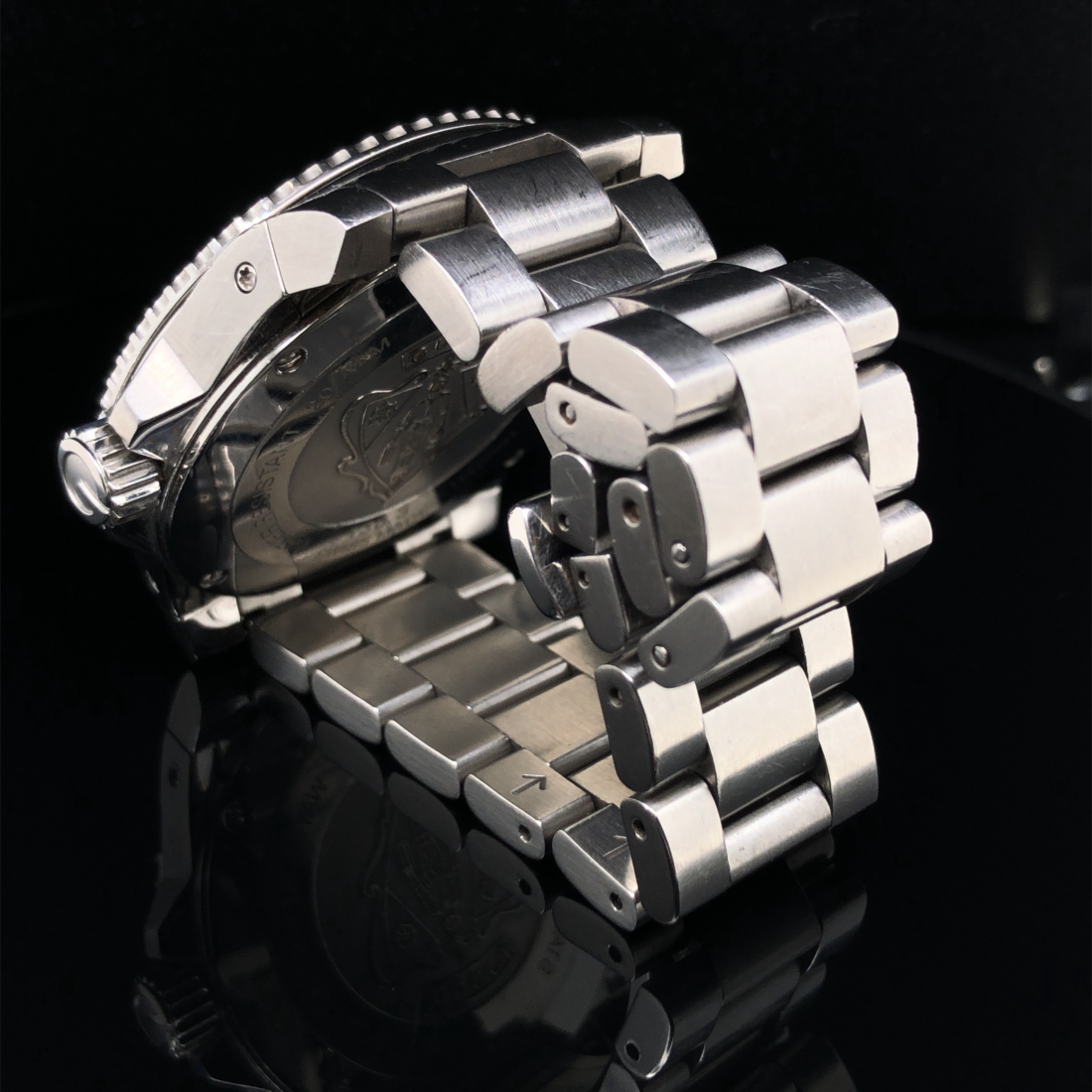 A GUCCI DIVE WATCH, WHITE DIAL AND BATONS, ON A STAINLESS STEEL BRACELET STRAP WITH A BUTTERFLY - Image 5 of 6