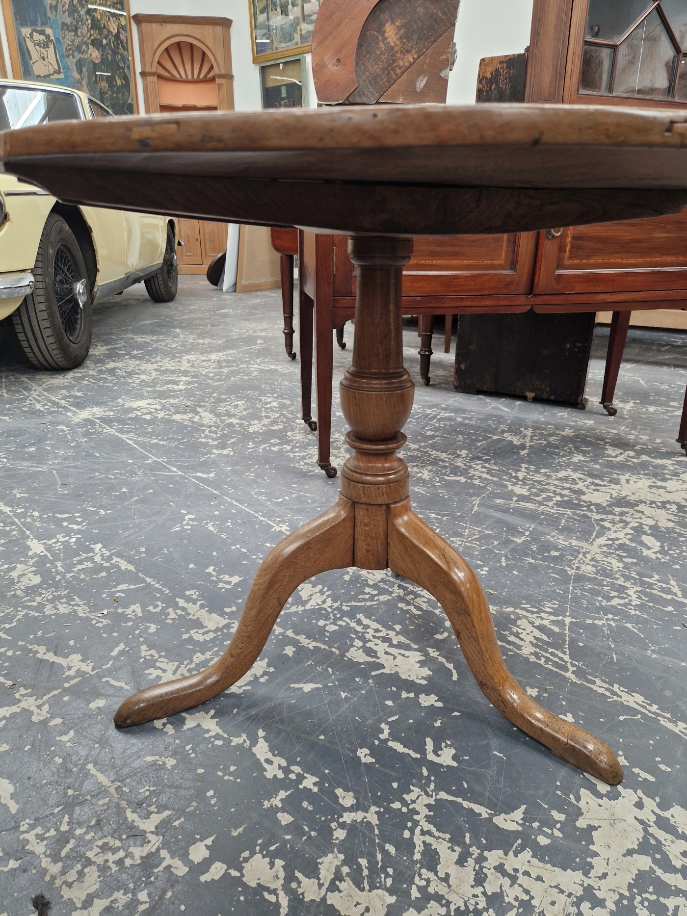 AN ANTIQUE OAK CIRCULAR TILT TOP TABLE ON A BALUSTER COLUMN AND TRIPOD - Image 2 of 3