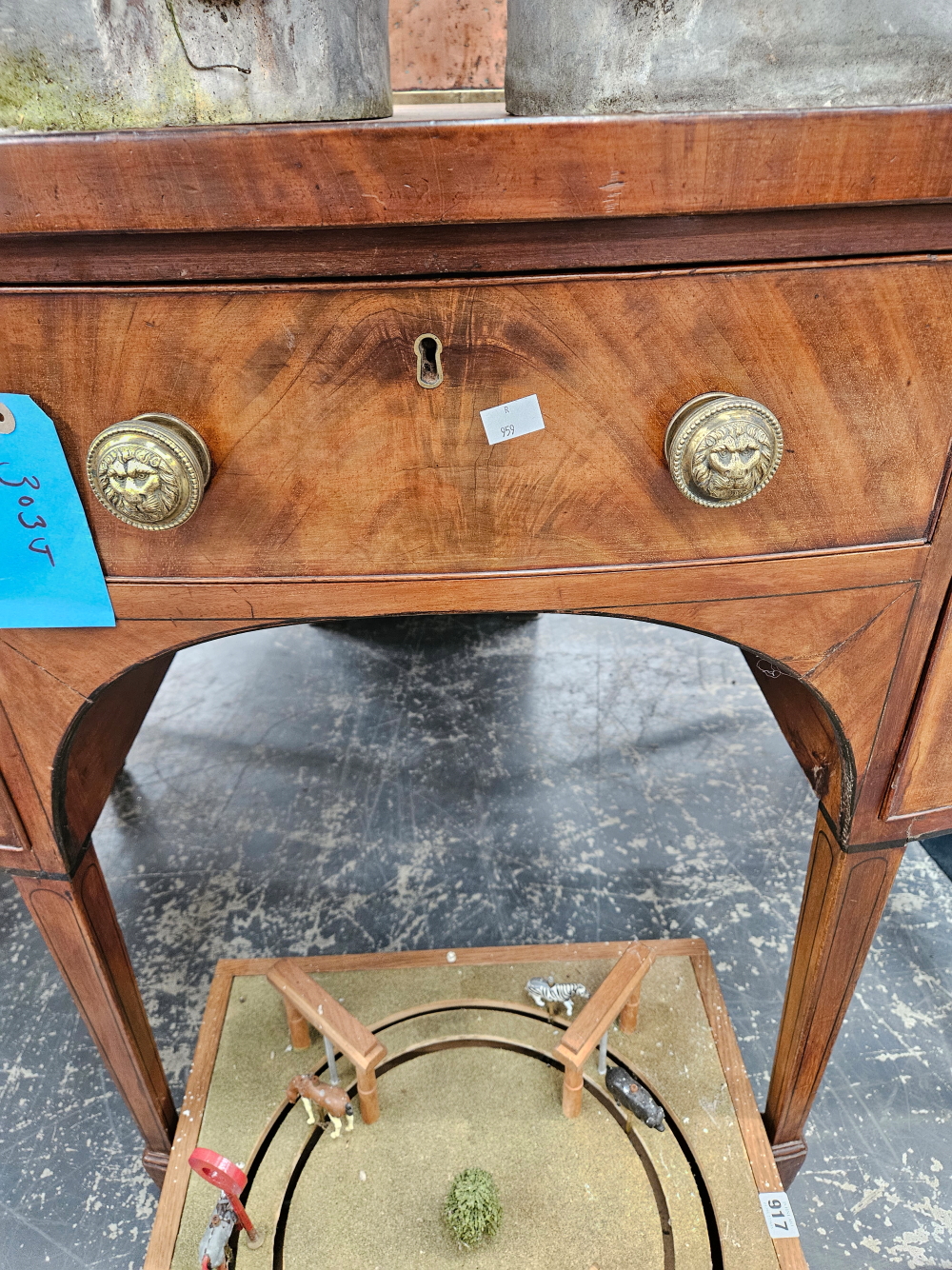 A 19TH CENTURY BOW FRONT SIDEBOARD WITH ARRANGEMENT OF DRAWERS STANDING ON SQUARE TAPERED LEGS - Image 3 of 11