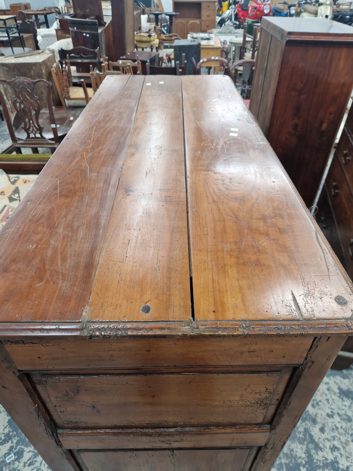 A 19th C. FRENCH WALNUT CABINET WITH TWO FLUTE FRONTED DRAWERS ABOVE TWIN PANELLED DOORS AND A - Image 4 of 5