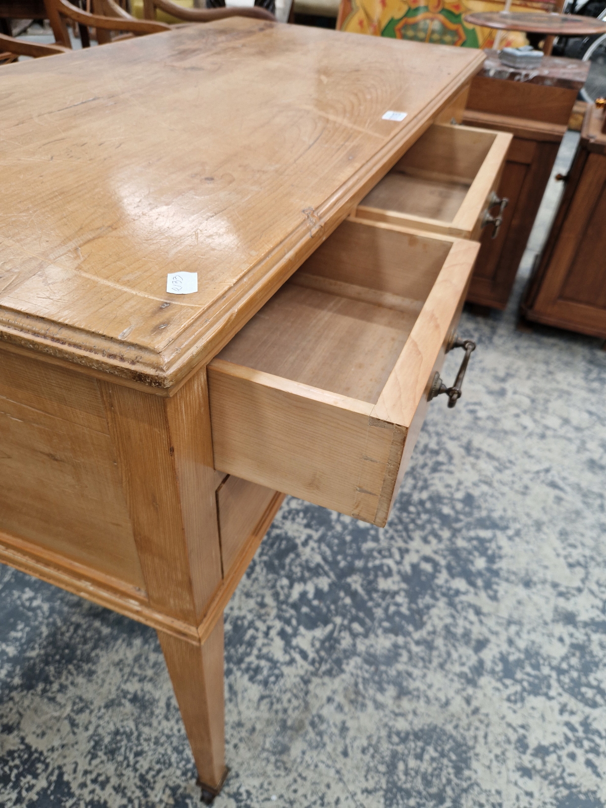AN ANTIQUE PINE DRESSING TABLE WITH 5 DRAWERS ON SQUARE TAPER LEGS. - Image 4 of 5