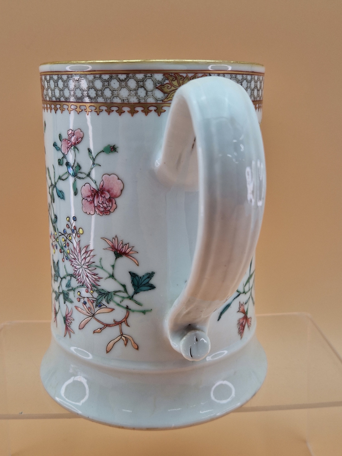 A CHINESE ARMORIAL QUART MUG WITH THE ARMS PAINTED OPPOSITE THE HANDLE AND FLANKED BY FAMILLE ROSE - Image 5 of 8