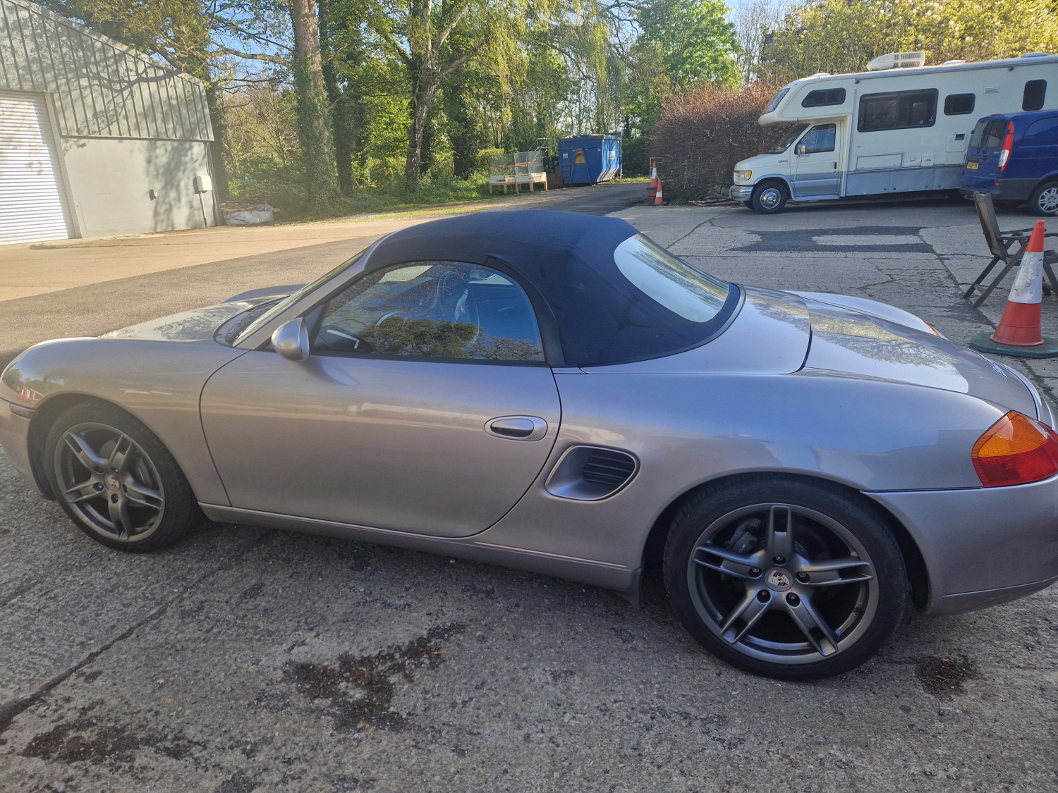 PORSCHE BOXTER CONVERTIBLE 2002. 129,000 MILES. NEW MOT. MUCH SERVICE HISTORY, OWNERS MANUAL. GOOD - Image 4 of 7