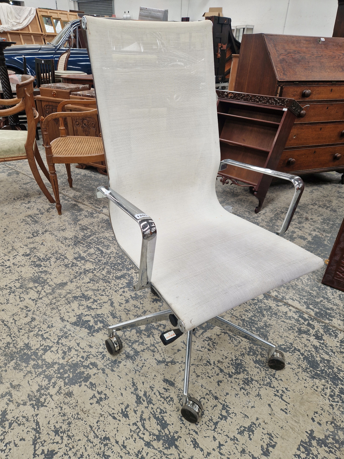 A RETRO CHROME FRAME SWIVEL OFFICE CHAIR.