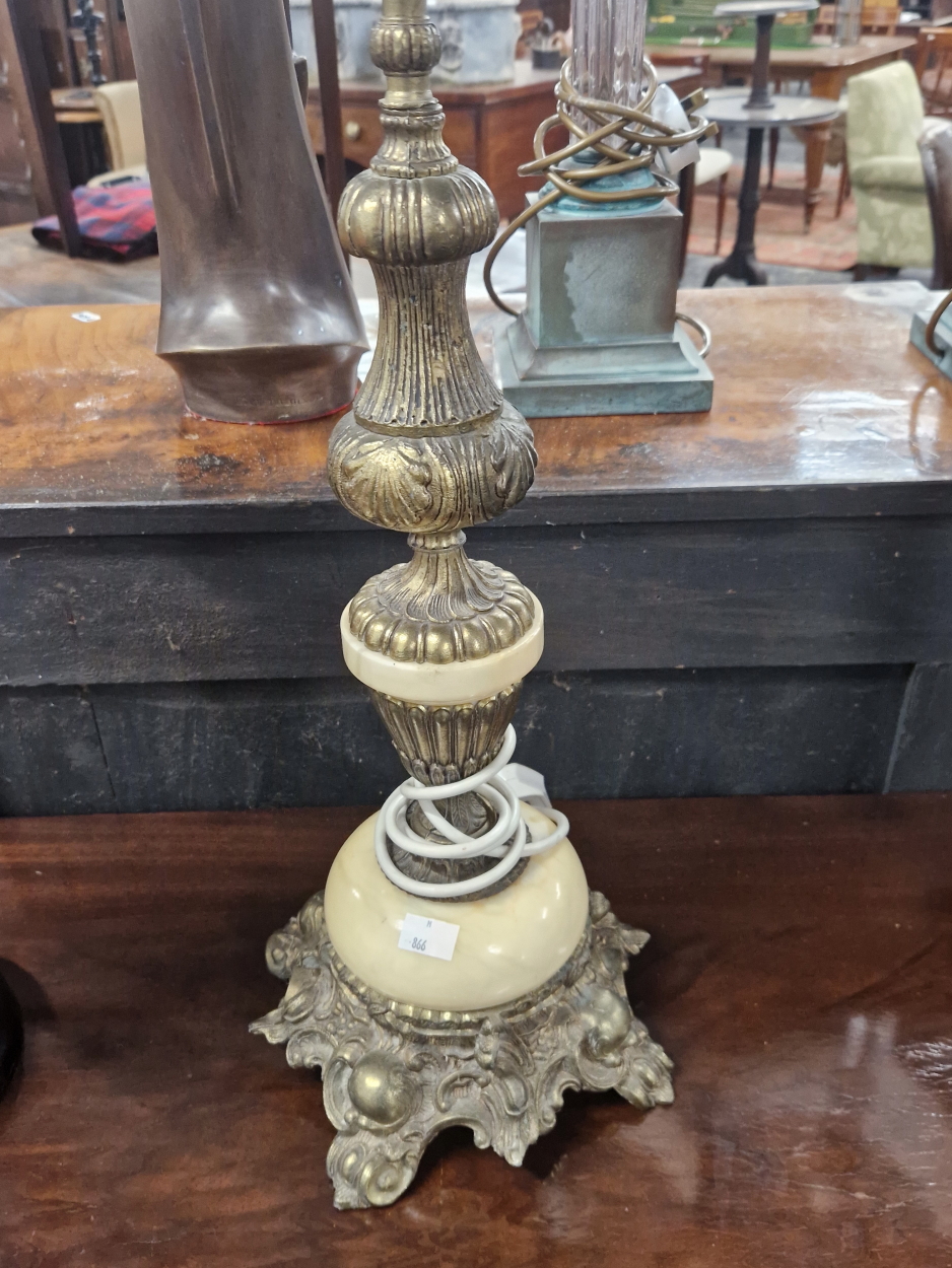 TWO OIL LAMPS WITH COLOURED GLASS RECEIVERS ON REEDED BRASS COLUMNS AND TOGETHER WITH A MARBLE AND - Image 8 of 9