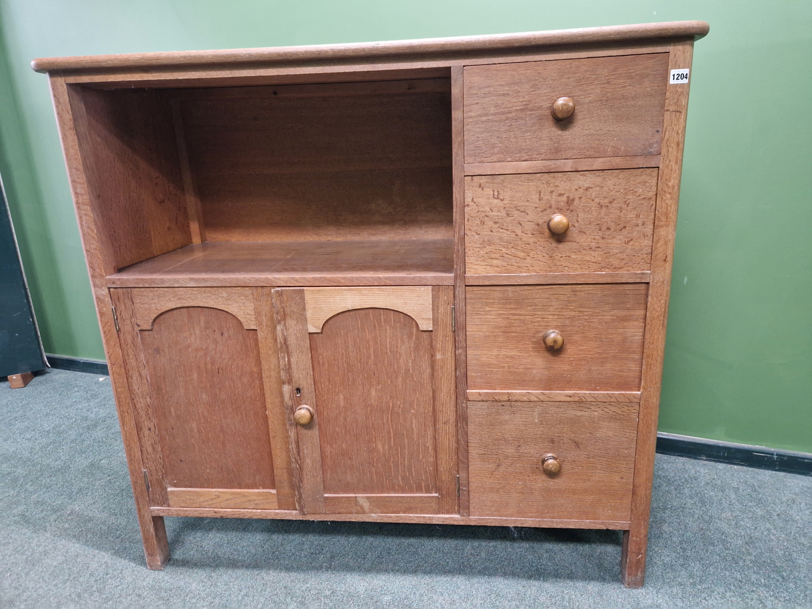 AN ARTS AND CRAFTS STYLE OAK SIDE CABINET IN THE MANNER OF HEALS. - Image 2 of 6