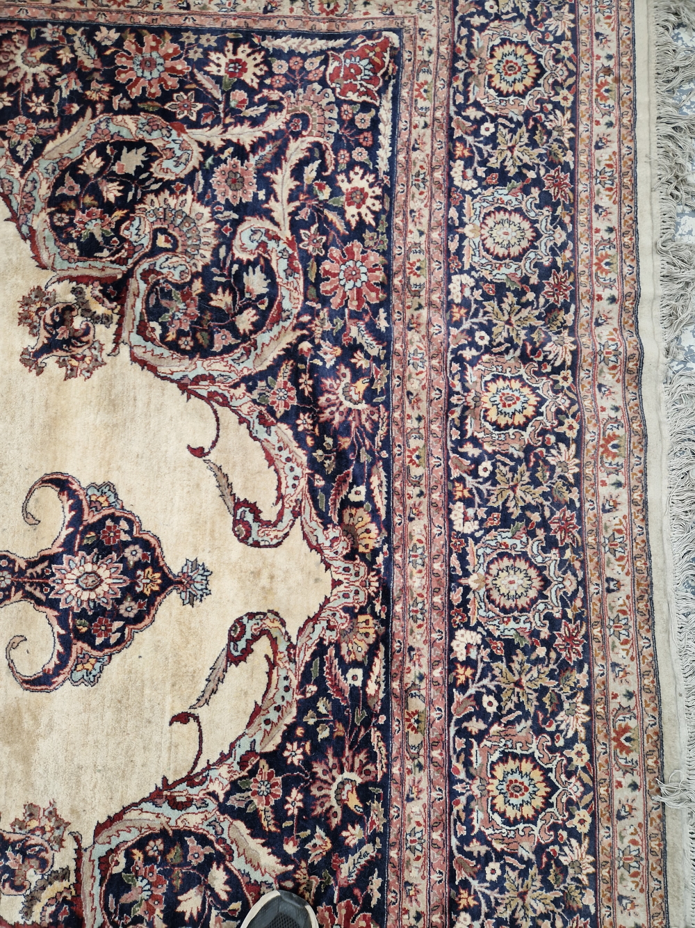 AN ORIENTAL CARPET OF CLASSIC PERSIAN DESIGN 370 x 274 cm. - Image 9 of 10