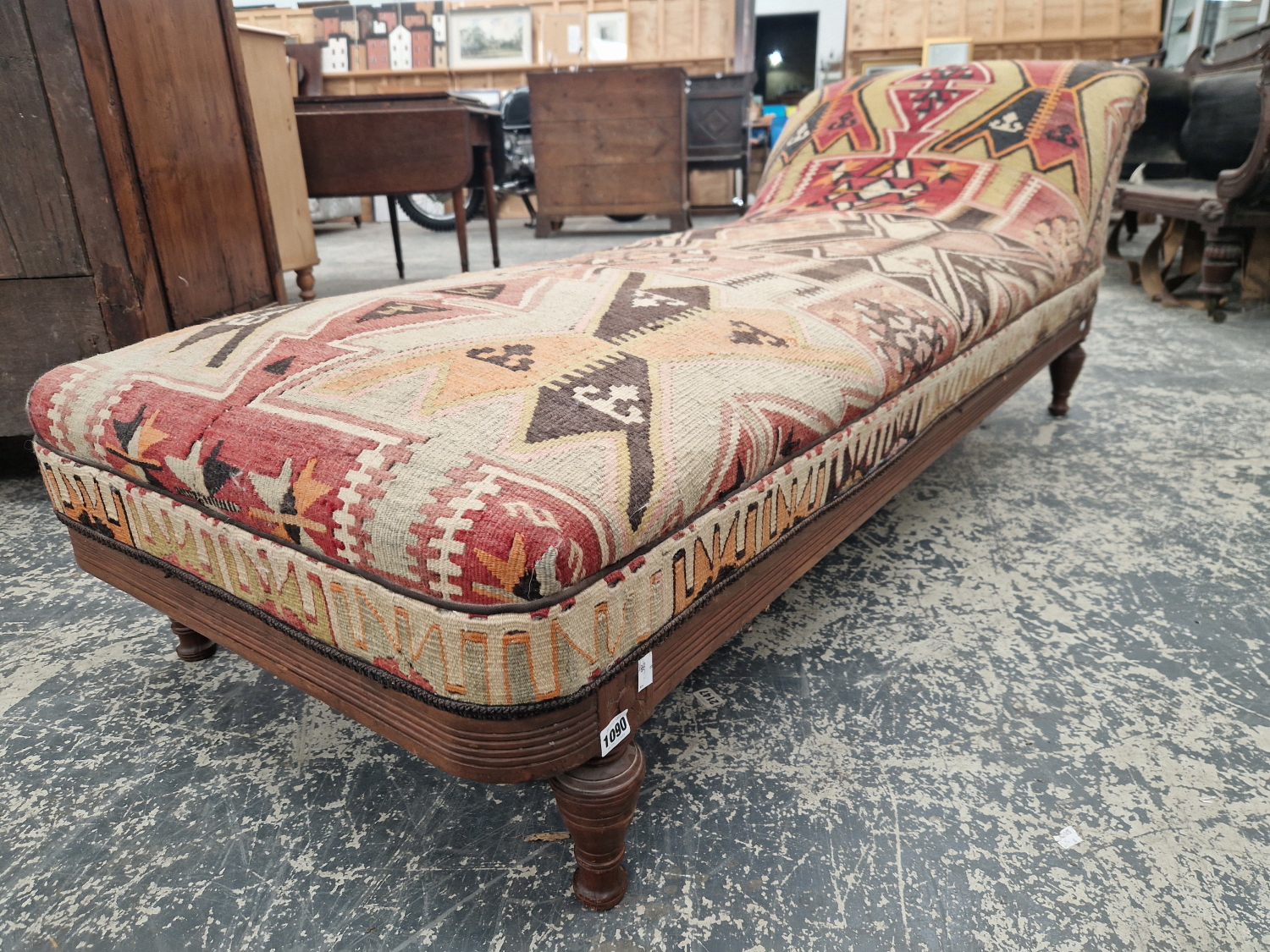 A VICTORIAN ARTS AND CRAFTS PERIOD OAK FRAMED DAY BED WITH KELIM UPHOLSTERY. - Image 5 of 5