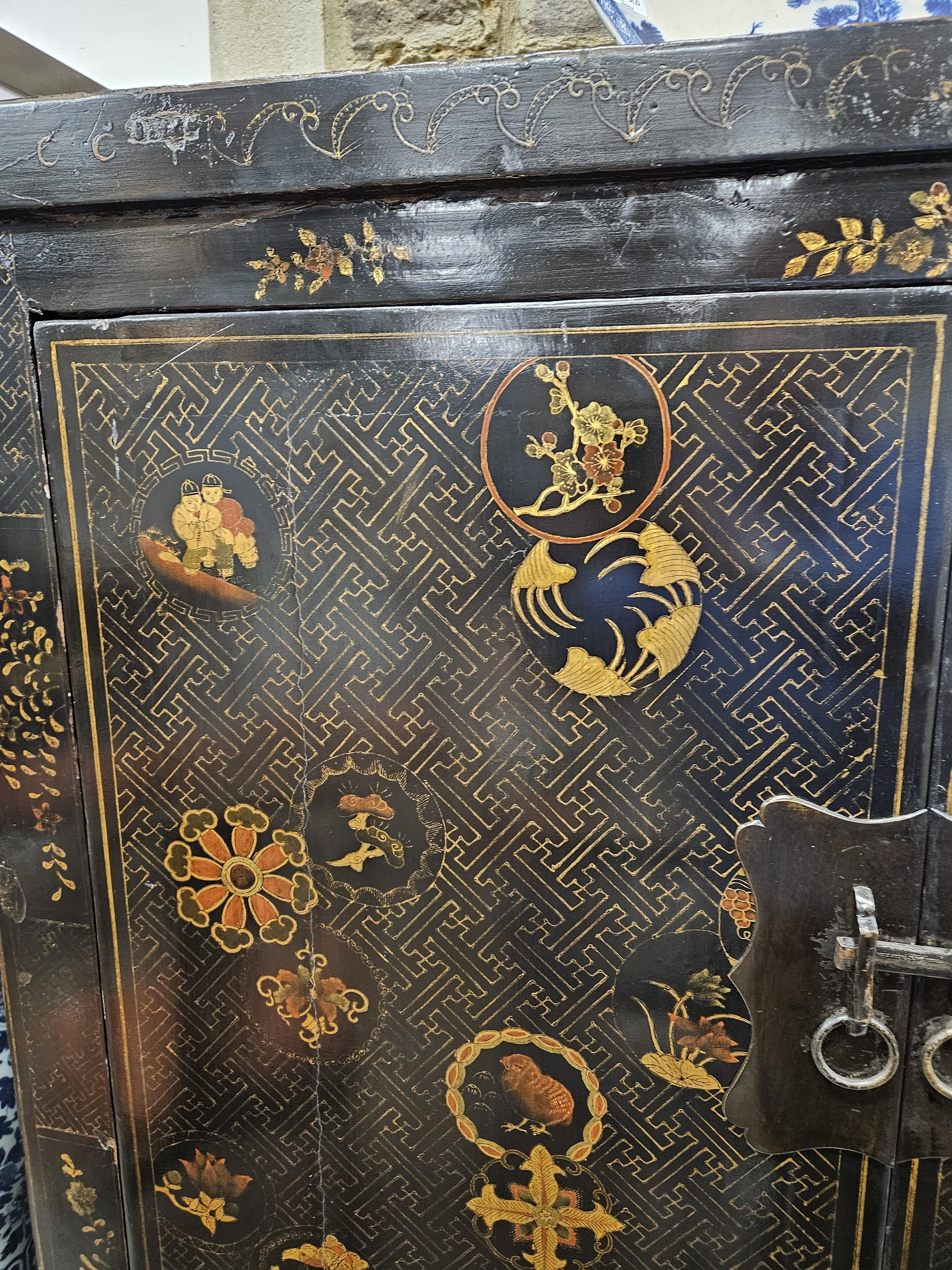 A PAIR OF CHINESE BLACK LACQUERED CABINETS, THE DOORS GILT WITH ROUNDELS ON A GEOMETRIC GROUND AND - Image 13 of 22
