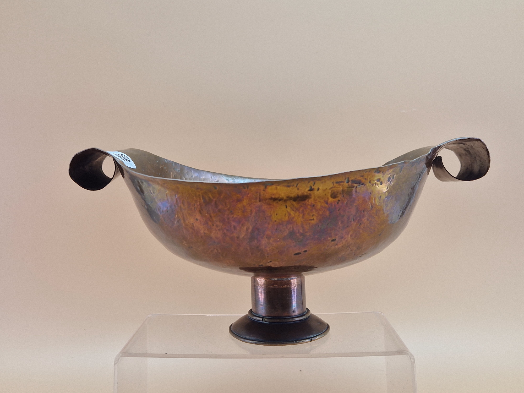 AN ARTS AND CRAFTS COPPER TWO HANDLED OVAL BOWL RAISED ON A CYLINDRICAL COLUMN AND CIRCULAR FOOT. - Image 4 of 6