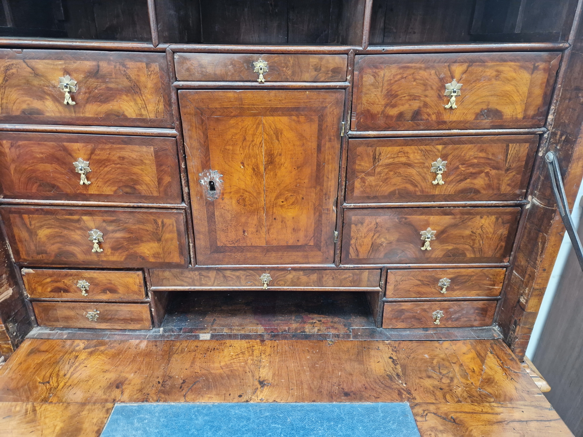 AN EARLY 18th C. WALNUT DROP FRONT BUREAU CHEST, AN OVOLO FRONT DRAWER ABOVE THE FALL, THE BASE WITH - Image 5 of 9