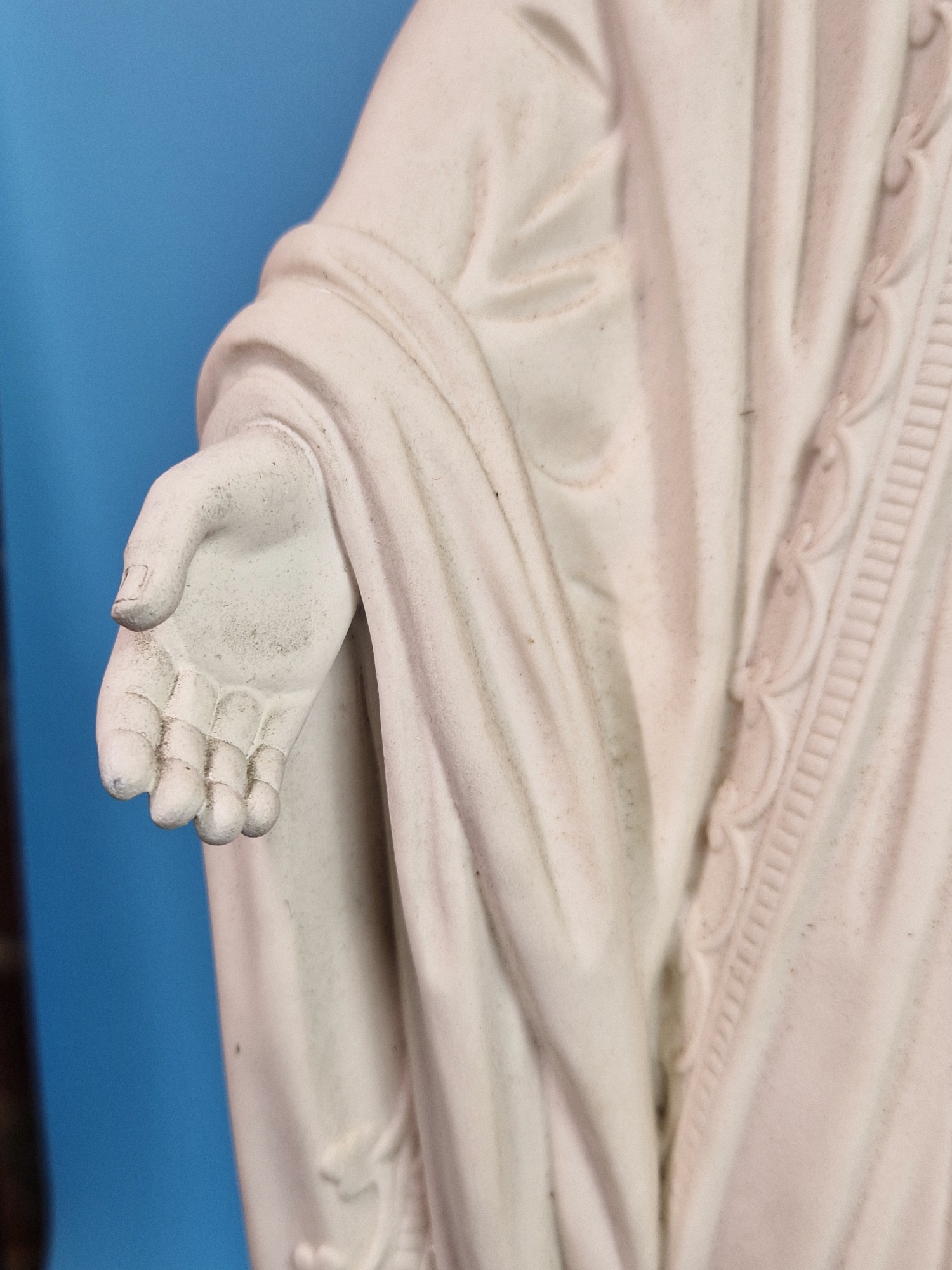 A ROBINSON AND LEADBEATER PARIAN FIGURE OF THE VIRGIN MARY WEARING A GARLAND OF ROSES IN HER HAIR AS - Image 6 of 22