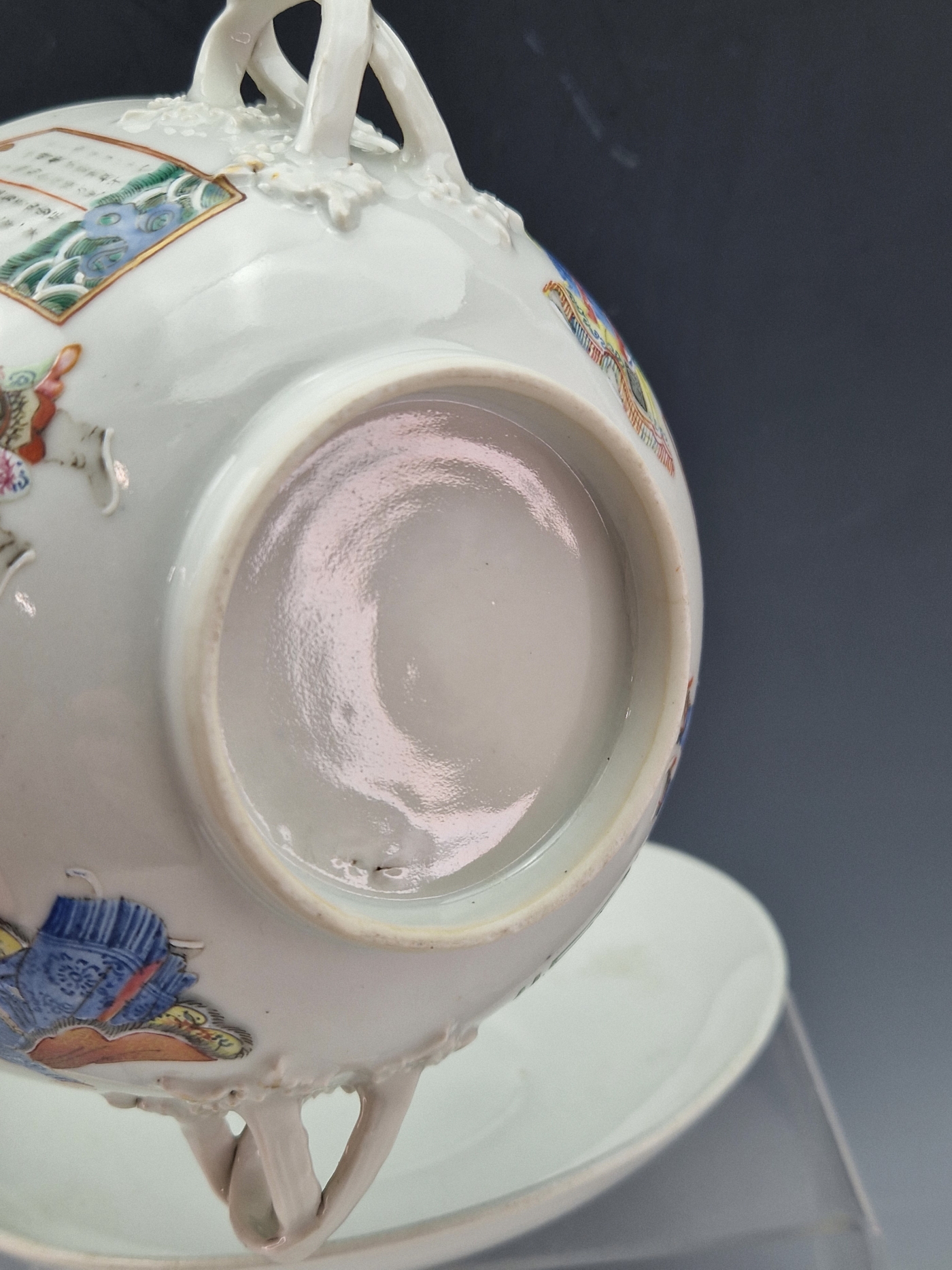 A CHINESE TWO HANDLED BOWL AND SAUCER, THE EXTERIOR OF THE FORMER PAINTED IN LIBAI STYLE WITH - Image 7 of 9